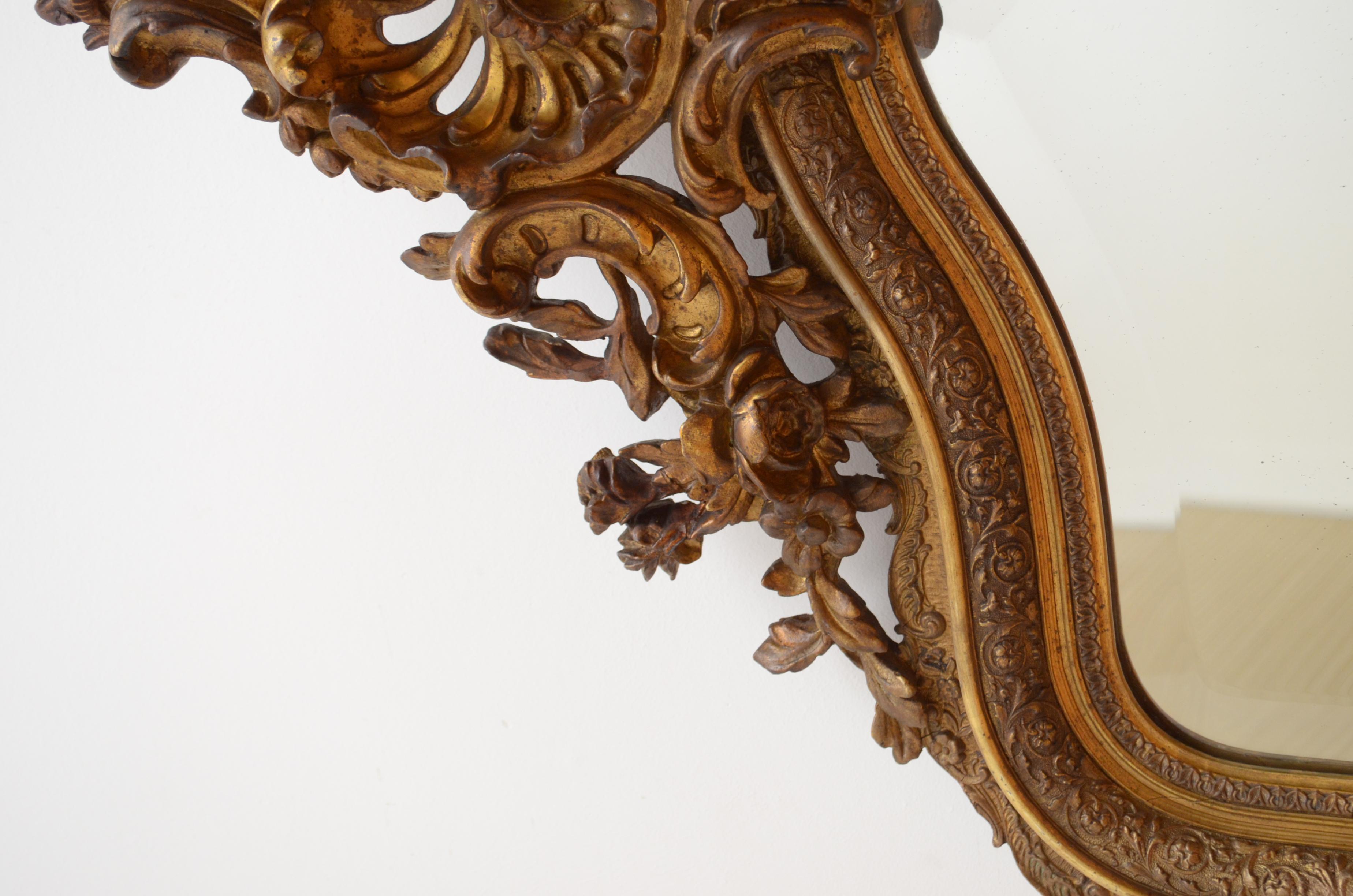 Aufwändiger Spiegel aus vergoldetem Holz aus dem XIX. Jahrhundert (Französisch) im Angebot