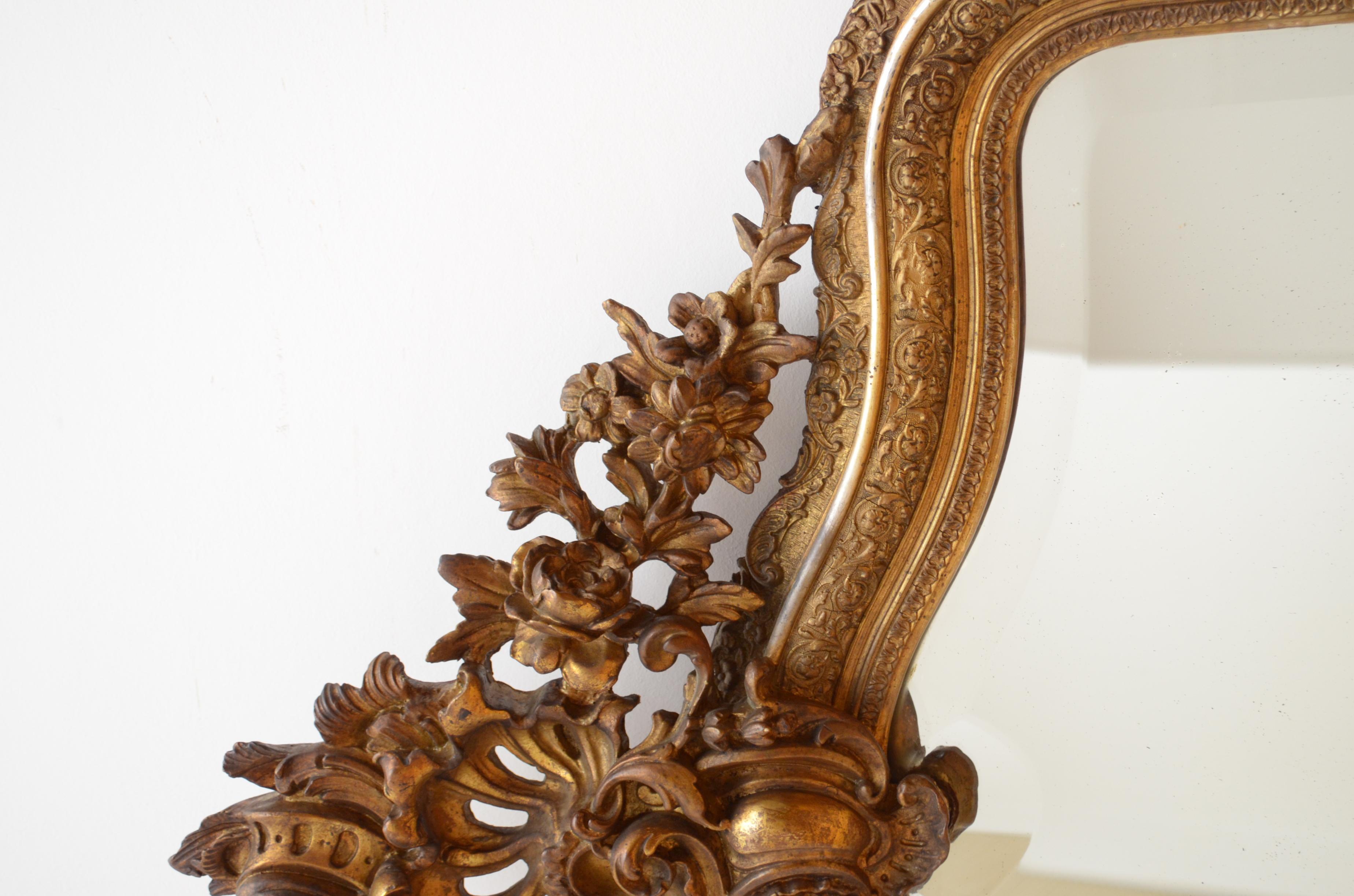 Aufwändiger Spiegel aus vergoldetem Holz aus dem XIX. Jahrhundert (Gips) im Angebot
