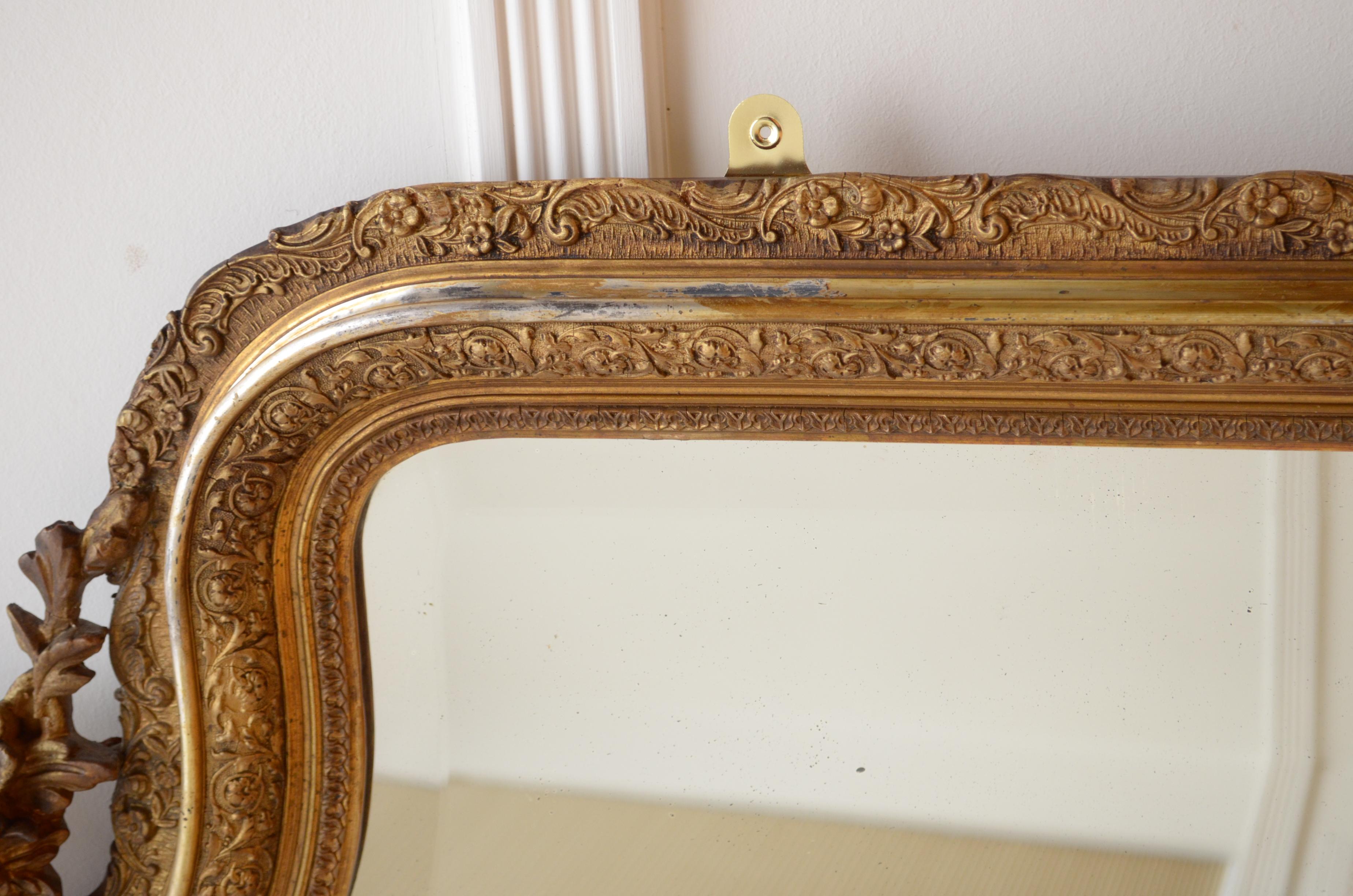 Aufwändiger Spiegel aus vergoldetem Holz aus dem XIX. Jahrhundert im Angebot 1