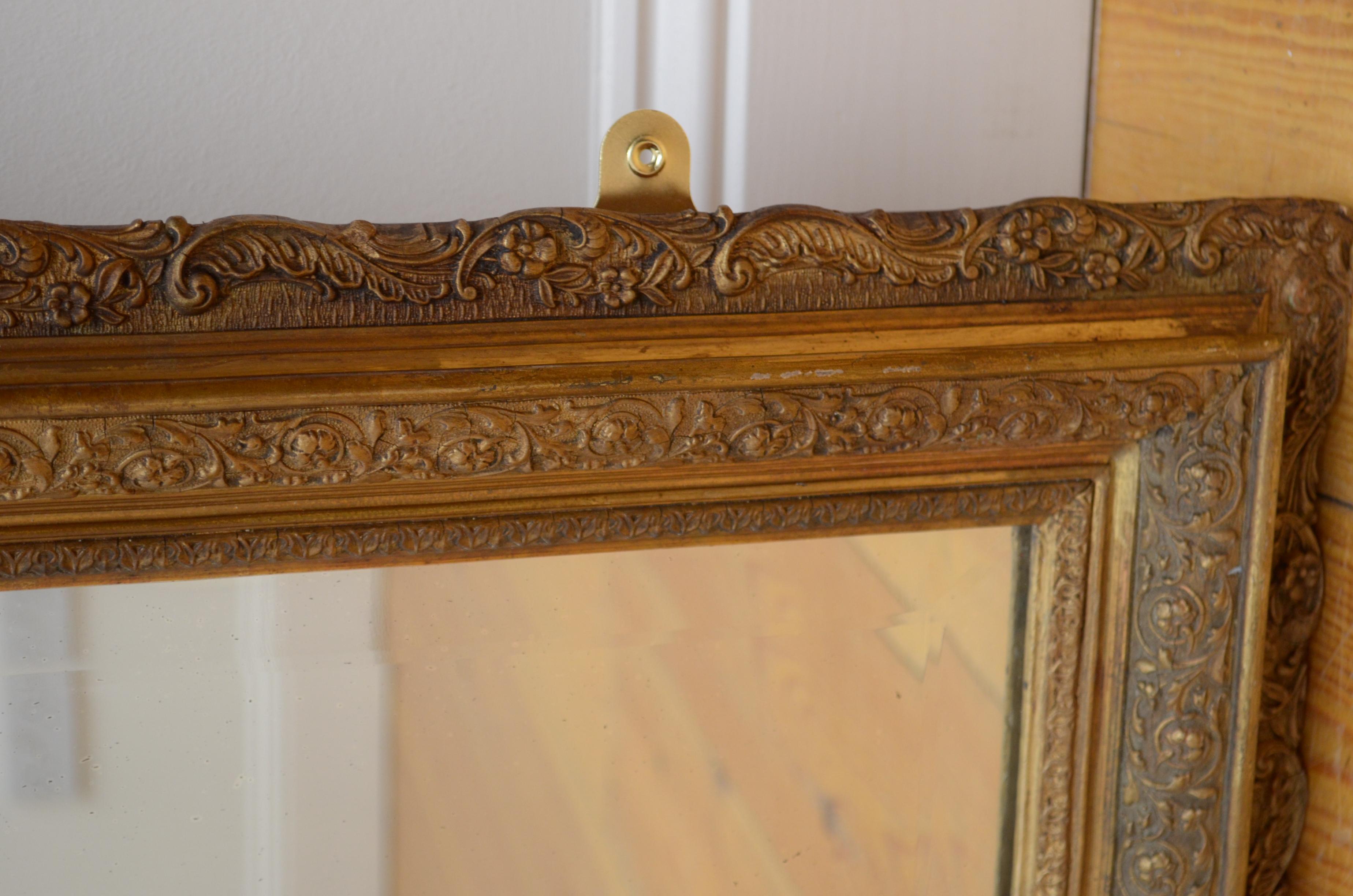 Aufwändiger Spiegel aus vergoldetem Holz aus dem XIX. Jahrhundert im Angebot 2