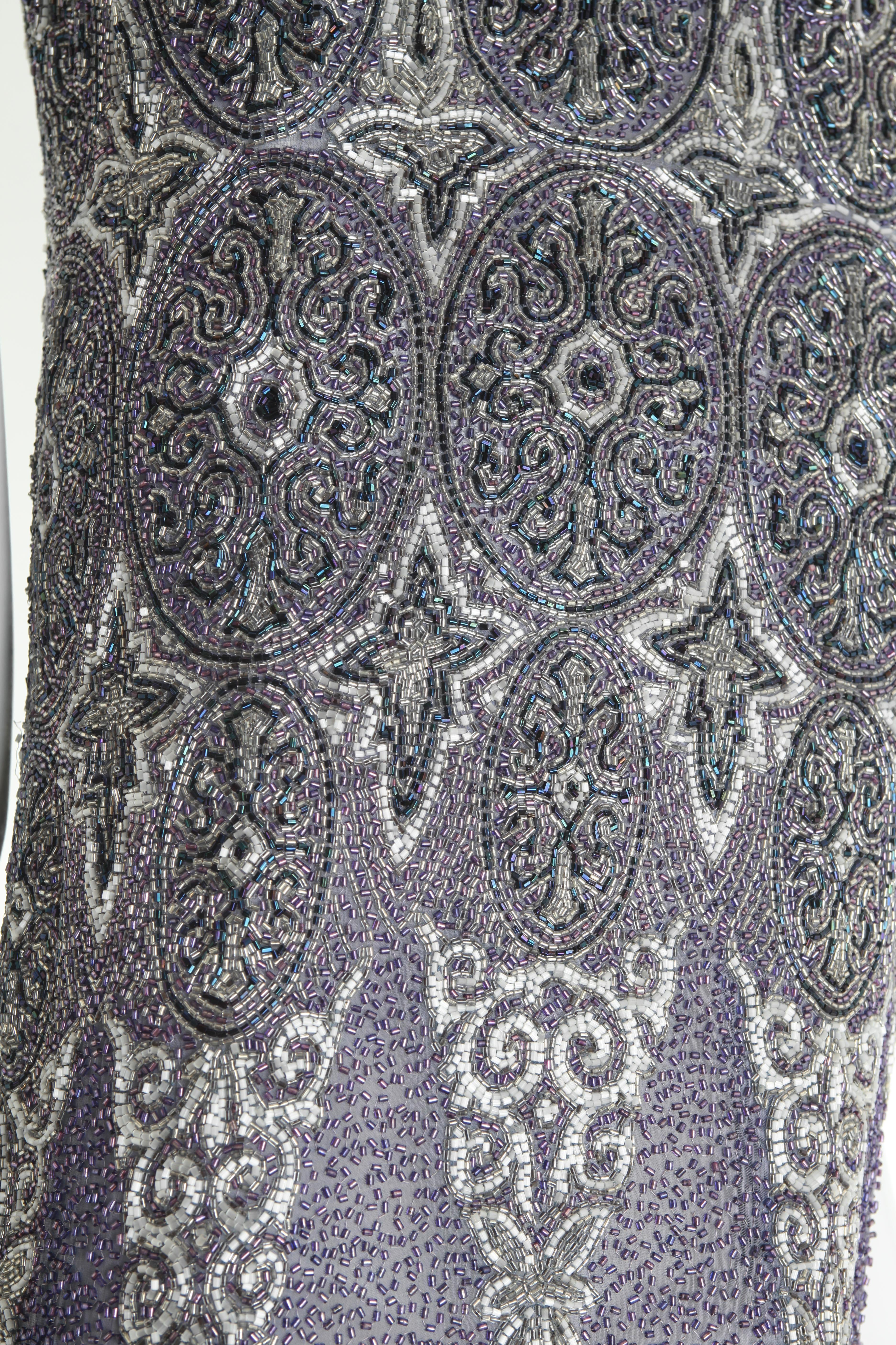Aufwändig perlenbesetztes französisches FLapper-Kleid, um 1920 (Grau) im Angebot