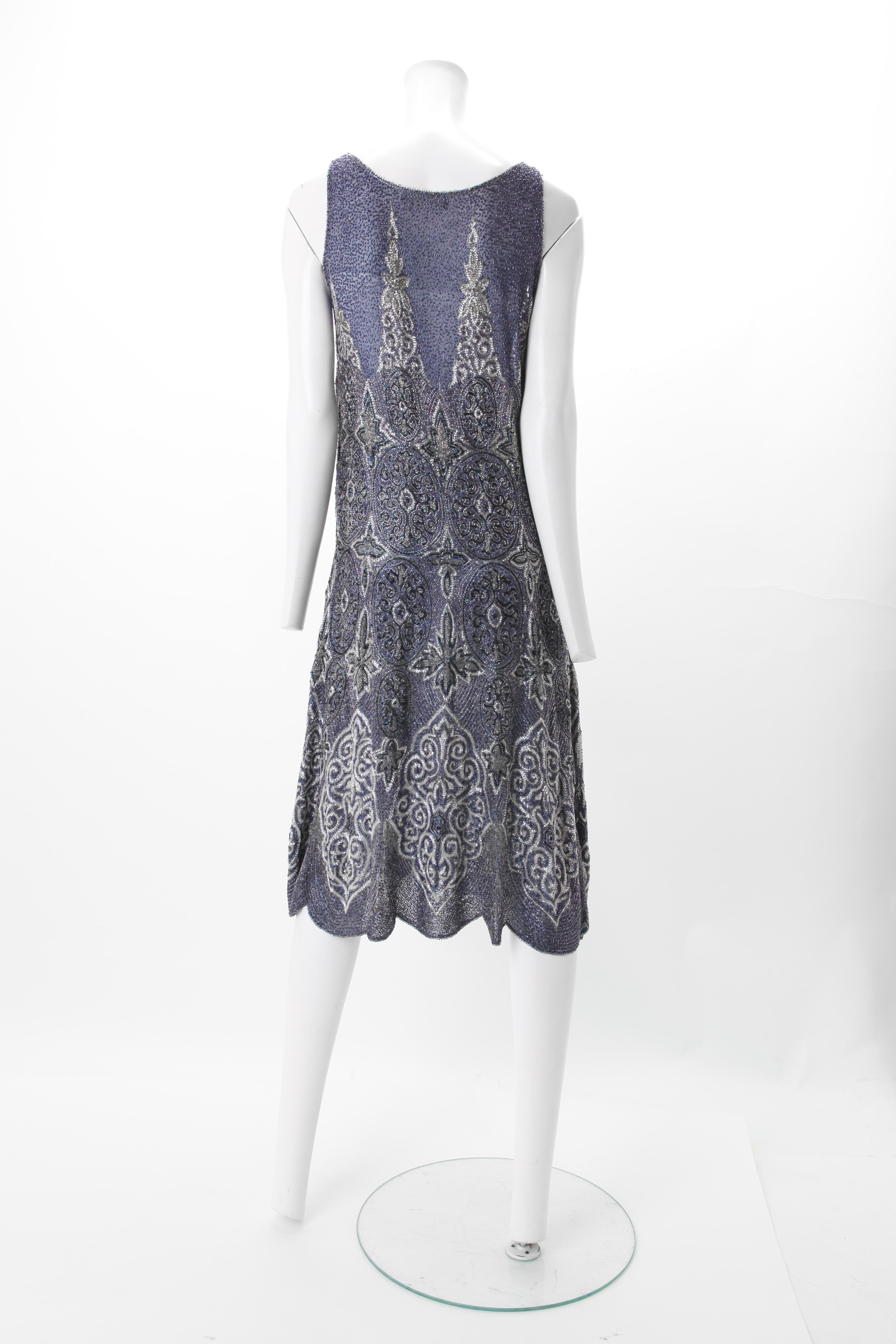 Robe en tissu perlé à la française, C.I.C., vers les années 1920 Bon état - En vente à New York, NY