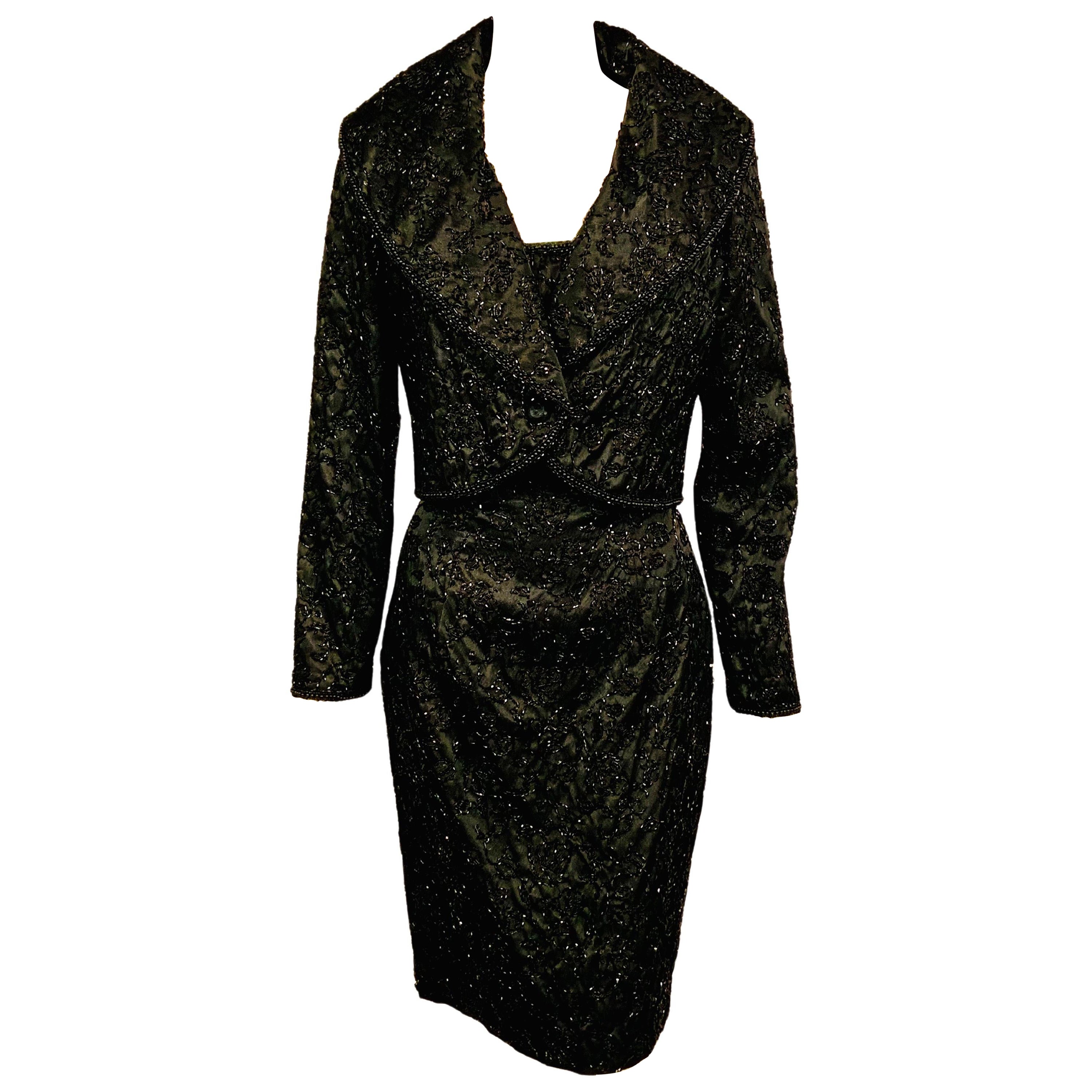 Trägerloses schwarzes Perlenkleid und passende Perlenjacke