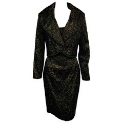 Trägerloses schwarzes Perlenkleid und passende Perlenjacke