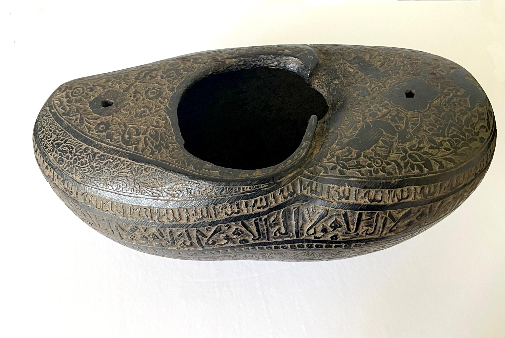Un fino Kashkul tallado a partir de la mitad de la cáscara de nuez gigante de Coco-de-mer probablemente de la dinastía persa Qajar hacia los siglos XVIII-XIX. El kashkul es un recipiente conocido como el cuenco del mendigo, que llevan los derviches