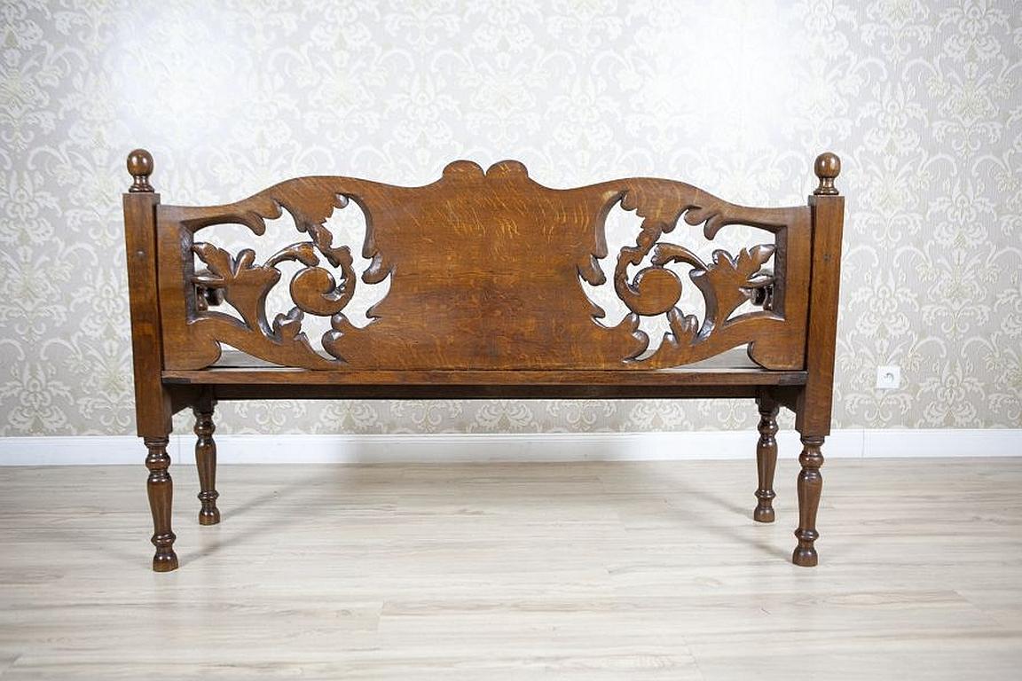 Elaborately Carved Oak Bench from the Early 20th Century In Good Condition In Opole, PL