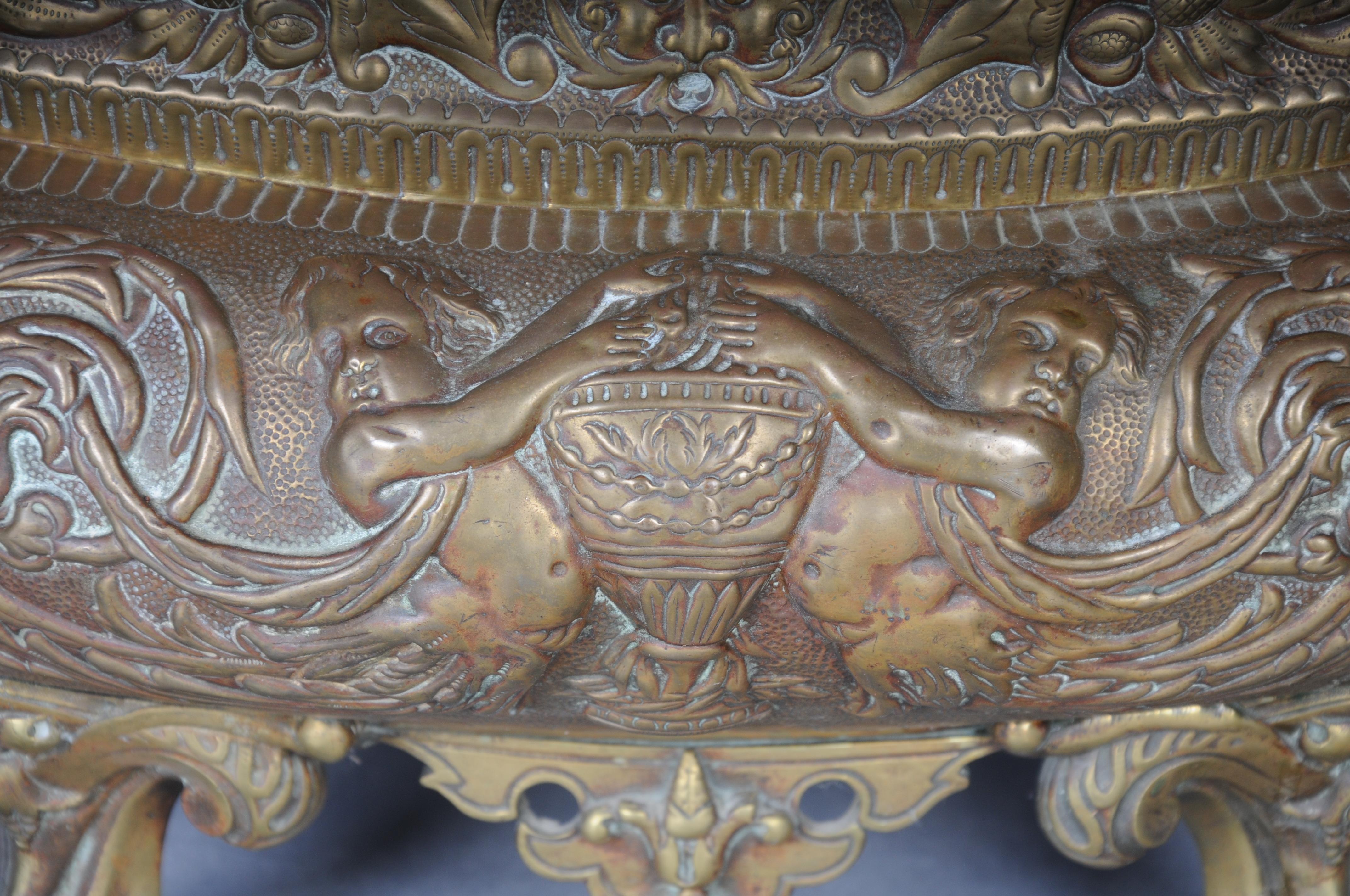 Jardinera francesa de latón elaborado con patas de garra, S. XIX en Bueno estado para la venta en Berlin, DE