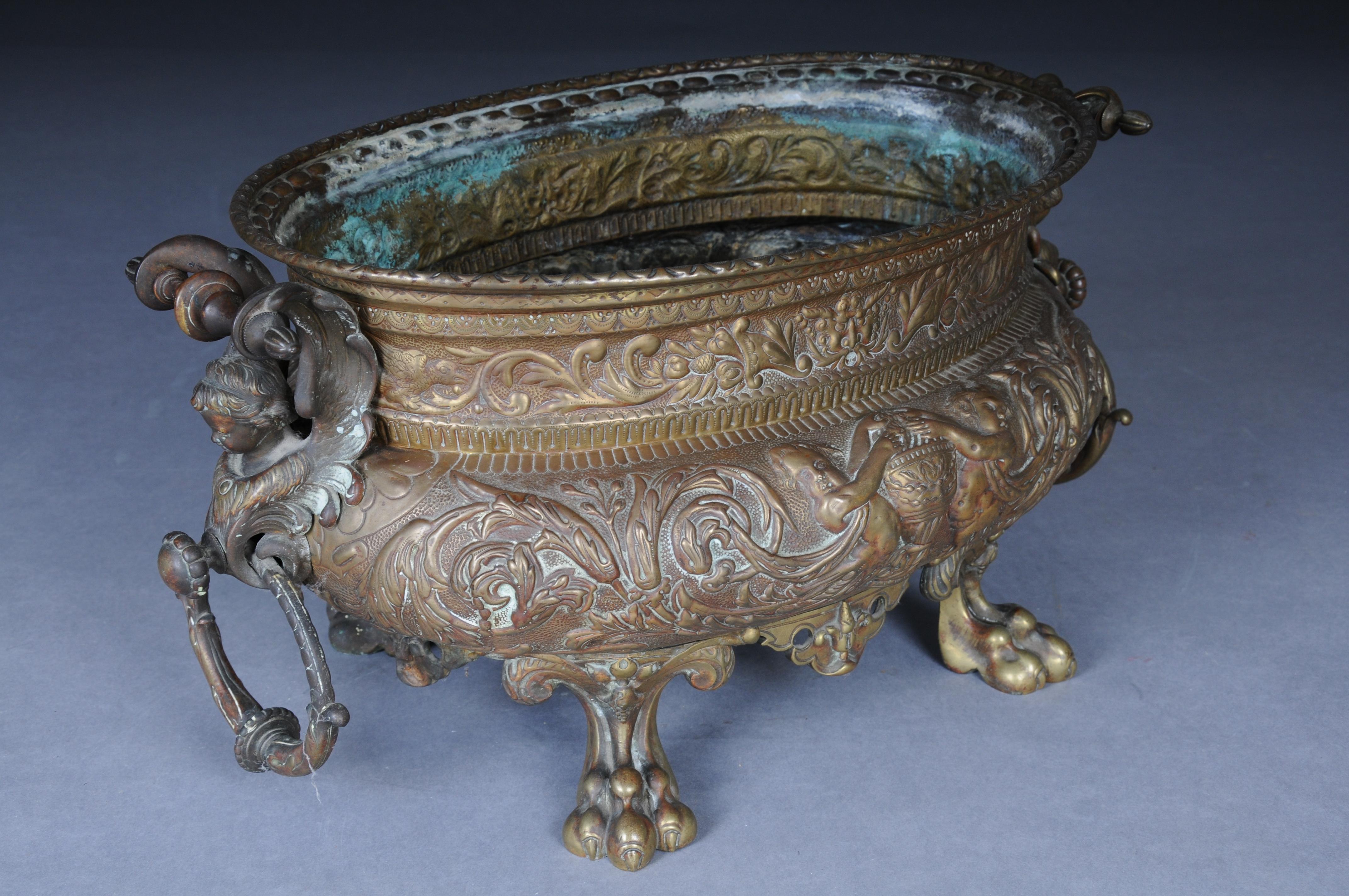 Jardinera francesa de latón elaborado con patas de garra, S. XIX Latón en venta