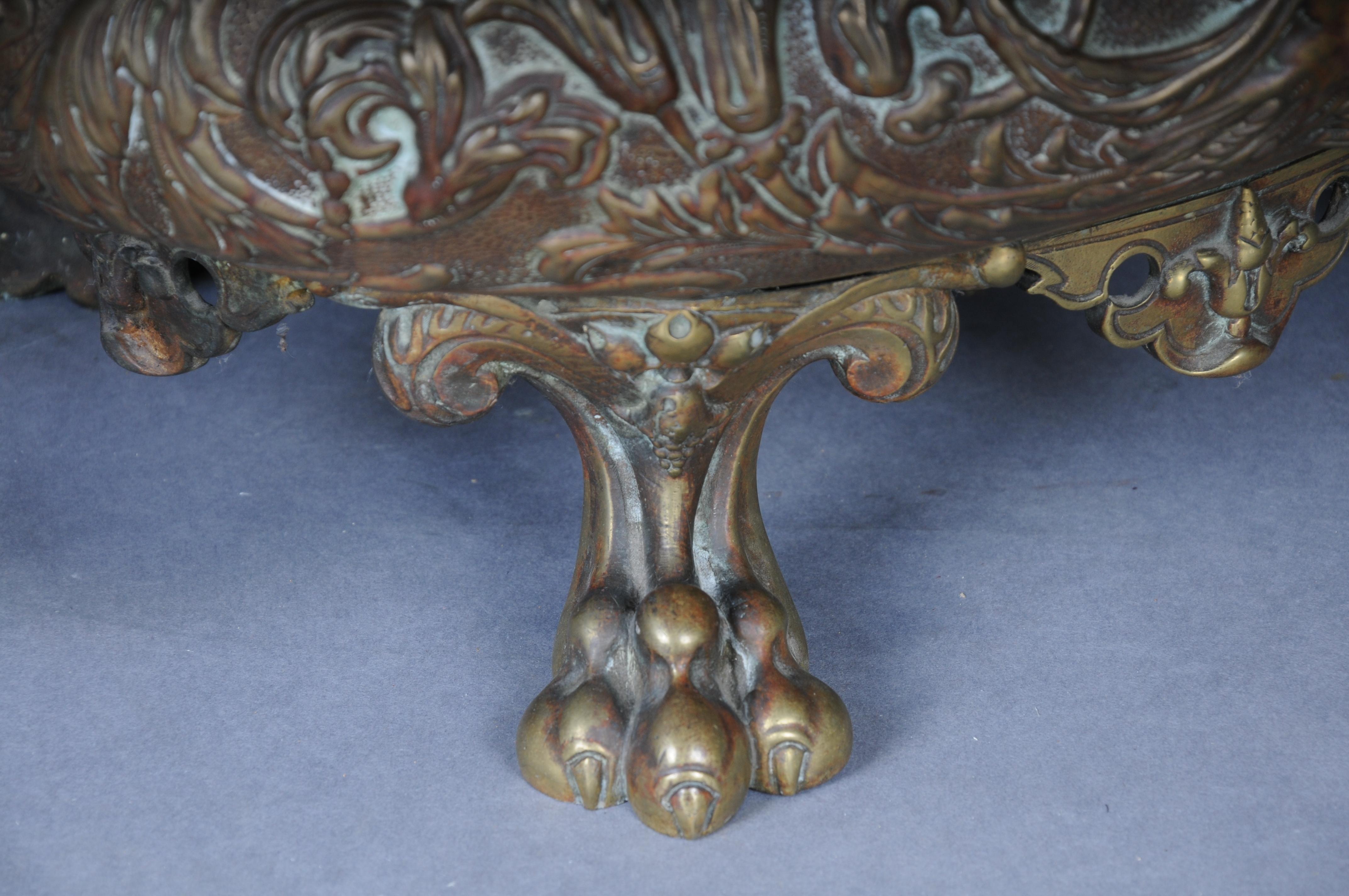 Jardinera francesa de latón elaborado con patas de garra, S. XIX en venta 2