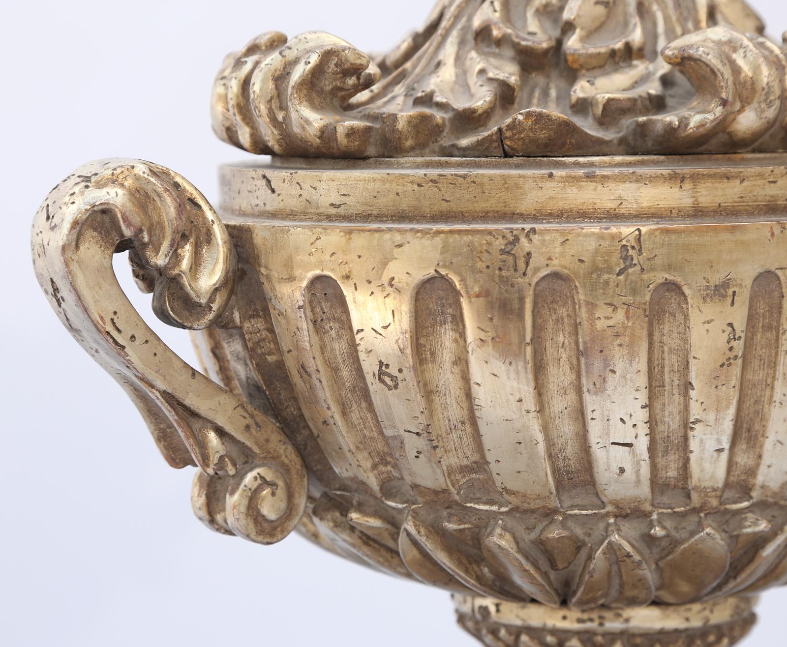 Aufwändig handgeschnitzte, silbervergoldete Campana-Lampe in Urnenform aus Silber (Neoklassisch) im Angebot