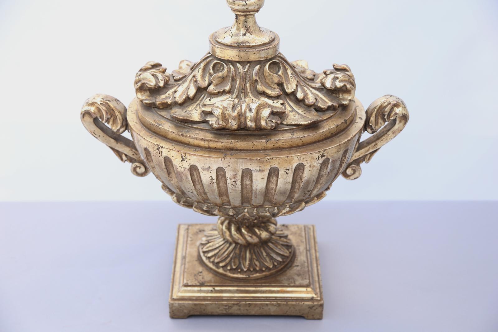 Aufwändig handgeschnitzte, silbervergoldete Campana-Lampe in Urnenform aus Silber (Handgeschnitzt) im Angebot