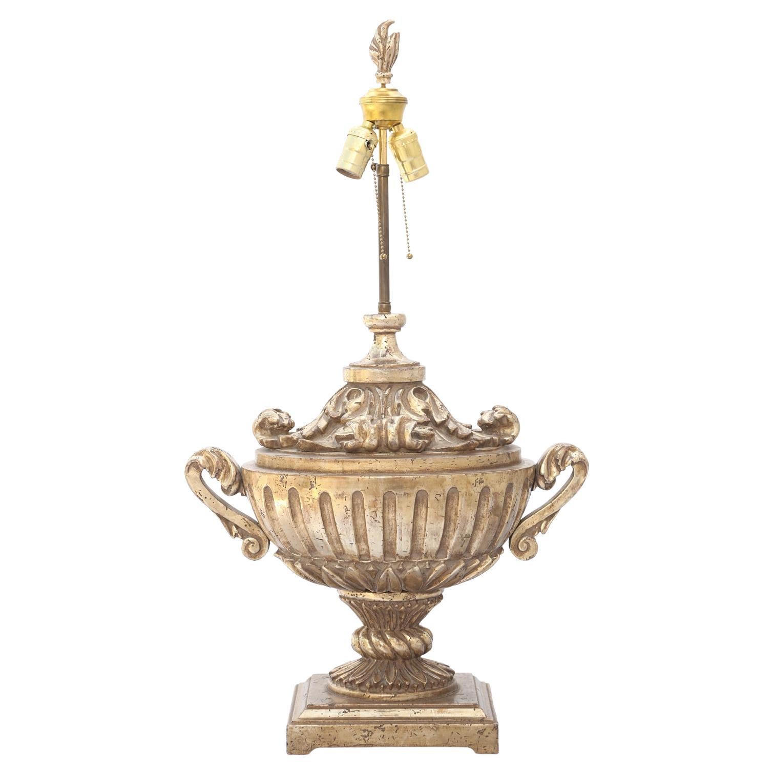 Aufwändig handgeschnitzte, silbervergoldete Campana-Lampe in Urnenform aus Silber im Angebot