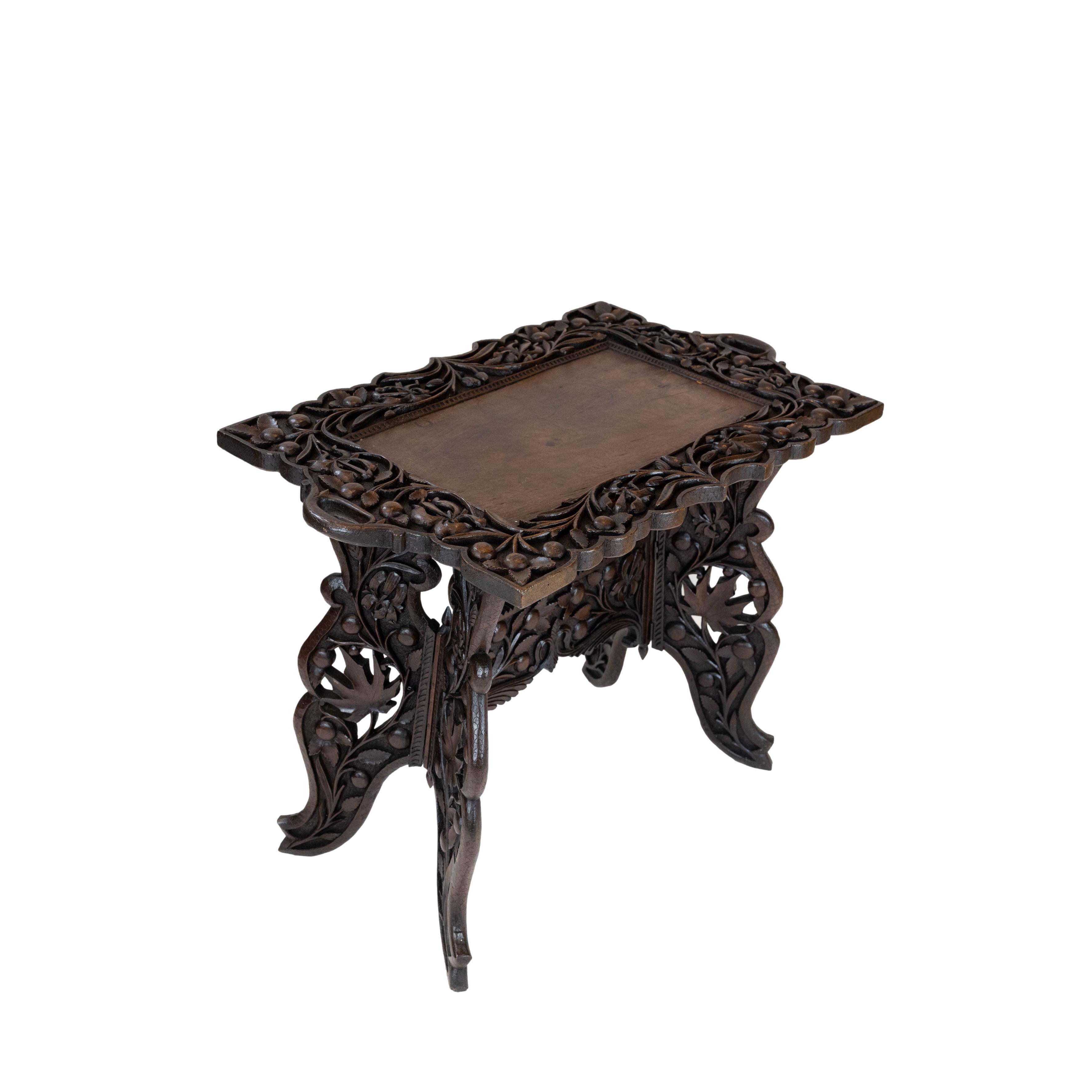 Aufwändig handgeschnitzter Tisch aus massivem Nussbaumholz mit Tablettplatte, englisch, um 1890 (Kampagne) im Angebot