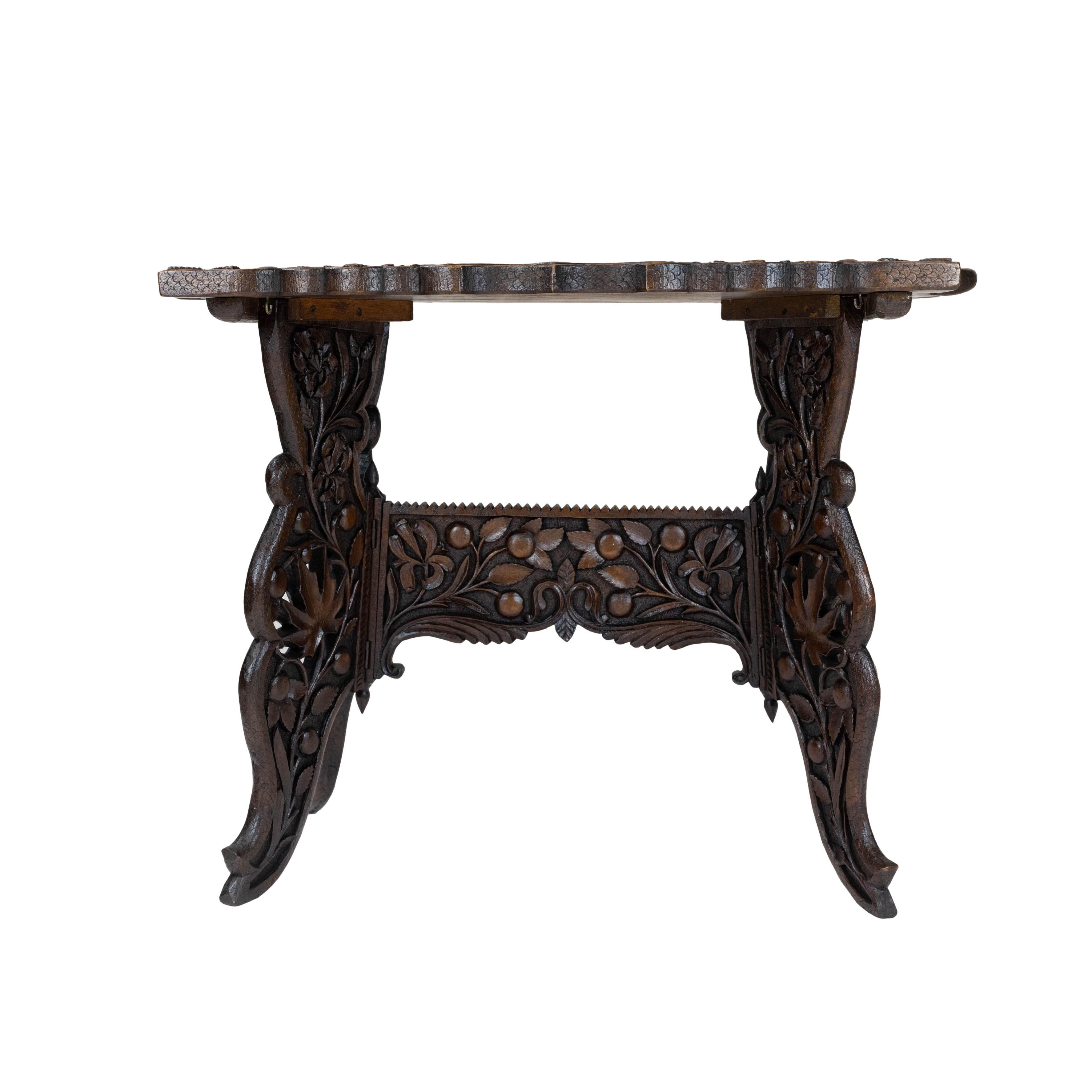 Aufwändig handgeschnitzter Tisch aus massivem Nussbaumholz mit Tablettplatte, englisch, um 1890 (Handgeschnitzt) im Angebot