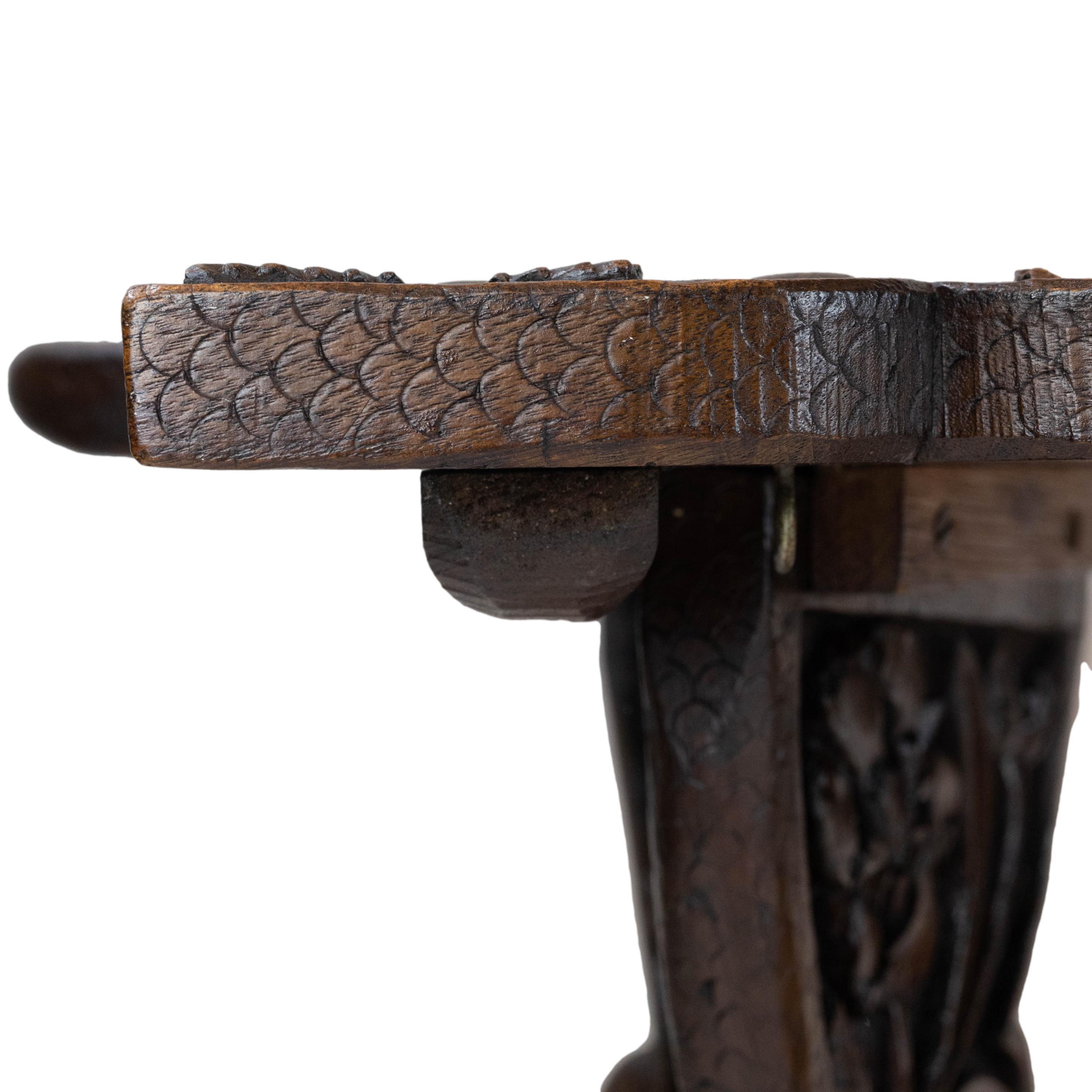 Aufwändig handgeschnitzter Tisch aus massivem Nussbaumholz mit Tablettplatte, englisch, um 1890 (19. Jahrhundert) im Angebot