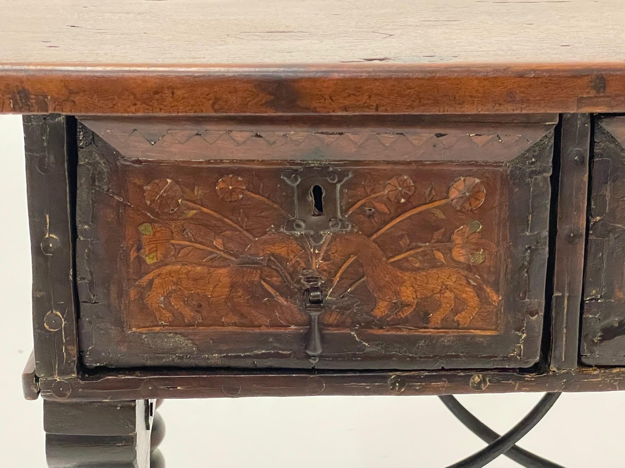 Aufwändig eingelegter Beistelltisch aus spanischem Nussbaumholz mit zwei Schubladen aus dem 18. Jahrhundert im Zustand „Gut“ im Angebot in Hopewell, NJ