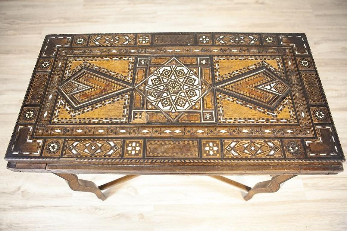 Elaborately Inlaid Spanish Game Table from the Late 19th Century In Good Condition In Opole, PL