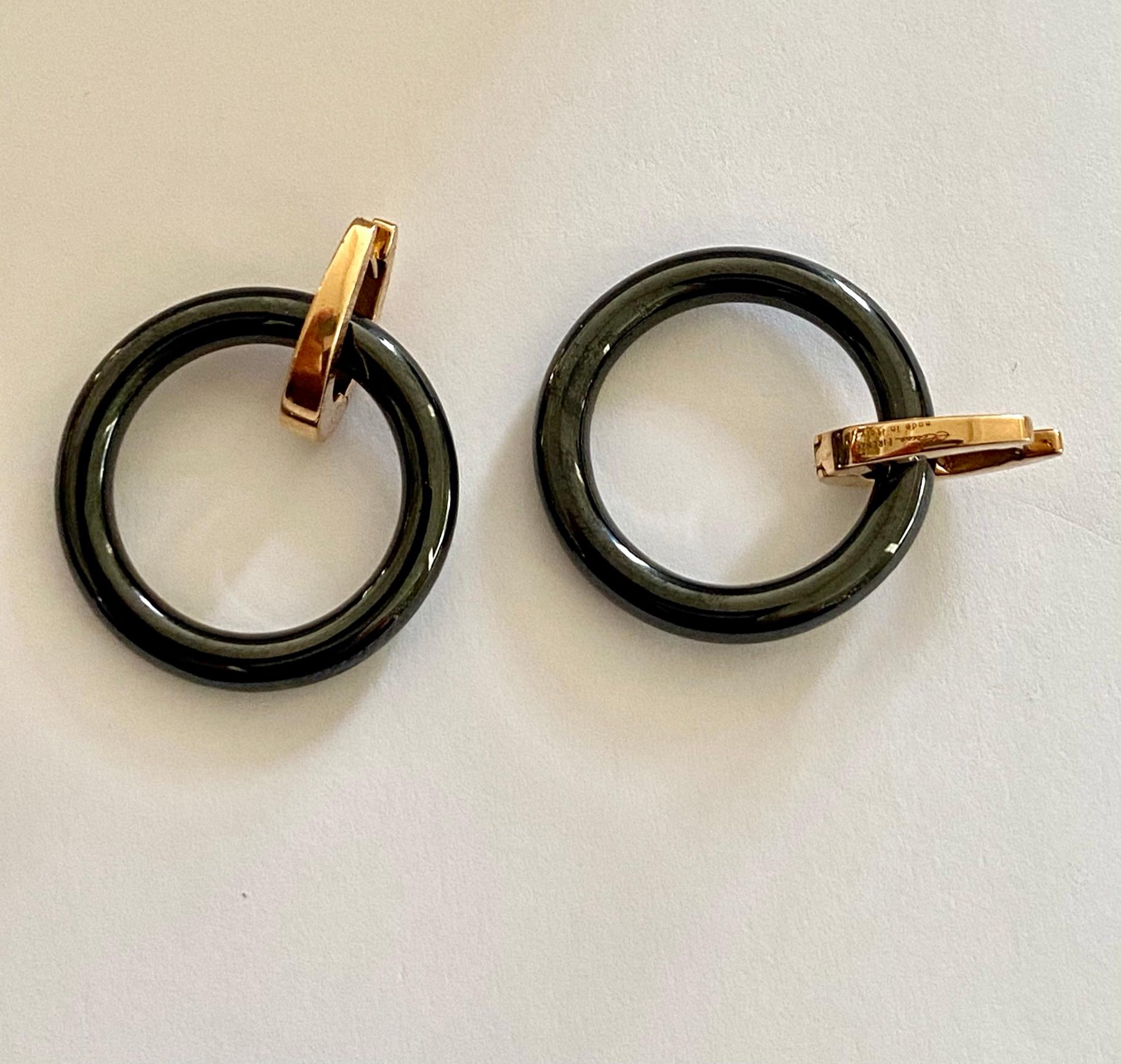 One (1) pair of 14K. rose gold oval creoles, to which a black round ceramic ring is attached.
signed: Elaine Firenze, made in Italy.
dimensions oval hoop: 14 x 11 x 2 mm
size of round ceramic ring: diameter 24 mm, thickness: 3 mm
Weight Gold: 2.88