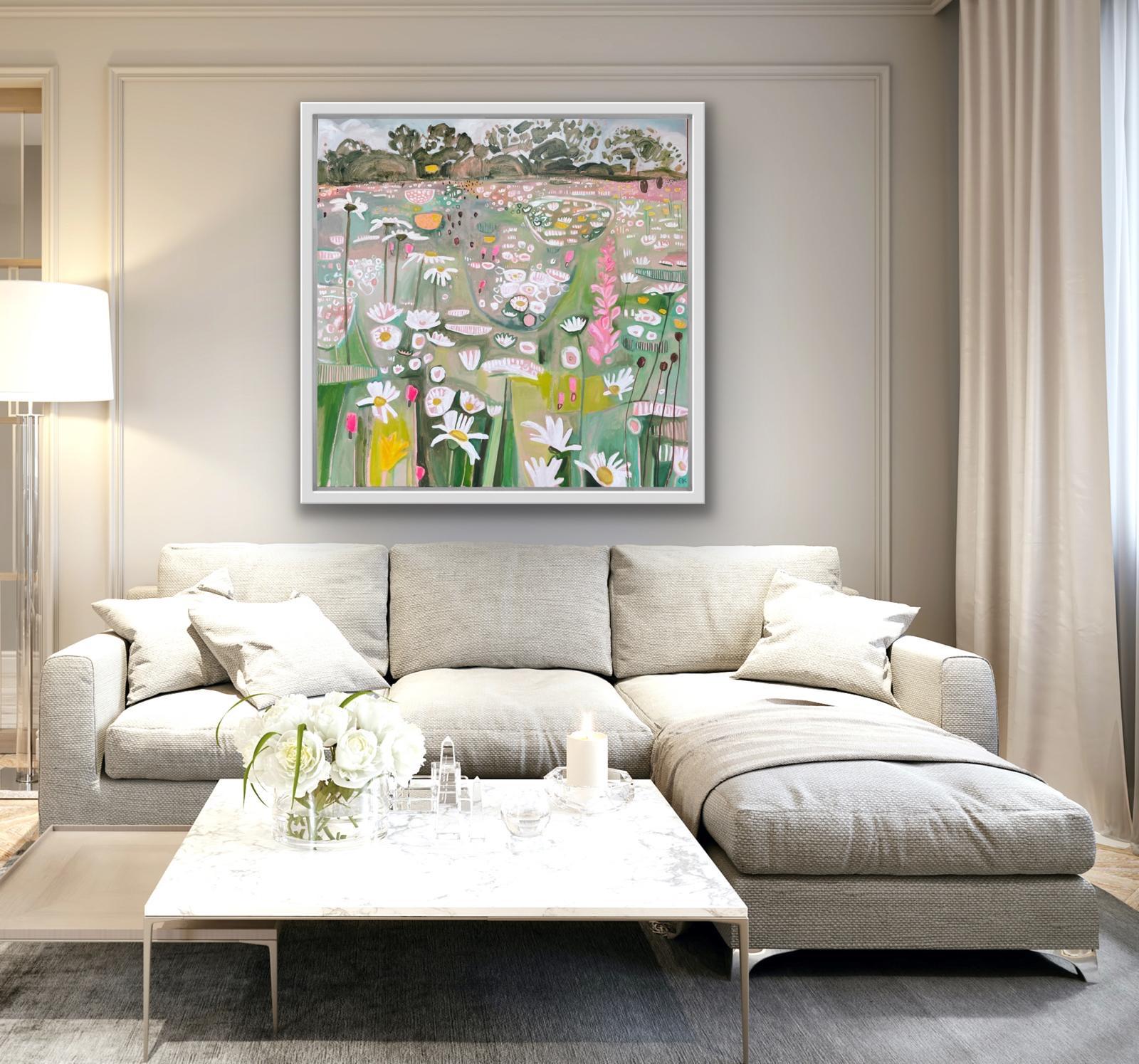 Les délicates nuances estivales d'une prairie de fleurs sauvages traditionnelle en pleine floraison créent une ambiance reposante. Les couleurs sont tirées de l'herbe verte vive et des jolis roses et jaunes des fleurs sauvages indigènes de cette