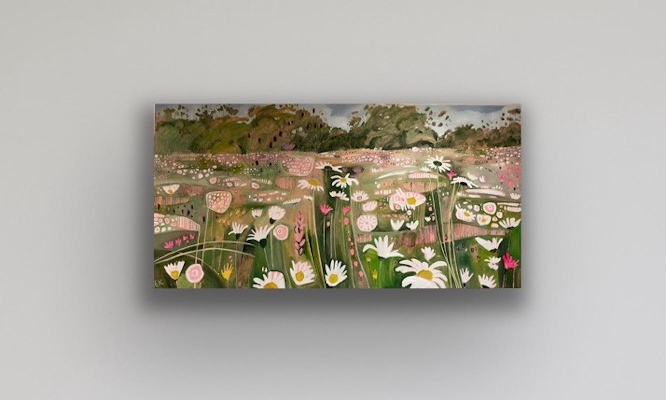 Die Farben dieses Werks sind von zartgrünen Wiesengräsern inspiriert, mit weißen Margeriten in Hülle und Fülle sowie den hübschen Rosatönen anderer einheimischer Wildblumen auf dieser Wiese. Es handelt sich um eine Interpretation einer Wiese auf der