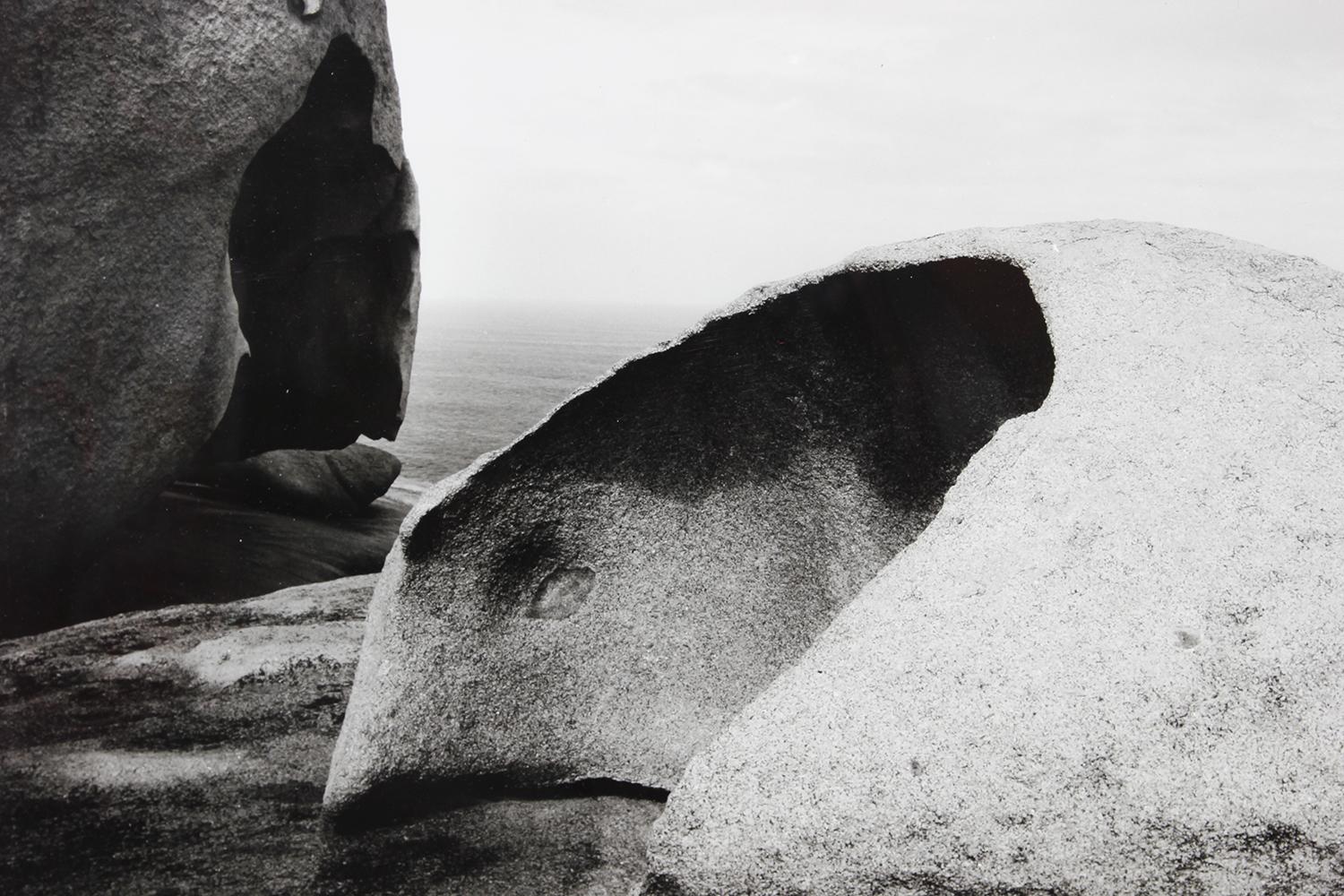Fotografía en blanco y negro de las formaciones rocosas naturales a lo largo de las costas de la Isla Canguro, Australia, por la fotógrafa canadiense Elaine Ling. Titulado por el artista en el reverso. Actualmente está colgado en un marco negro con