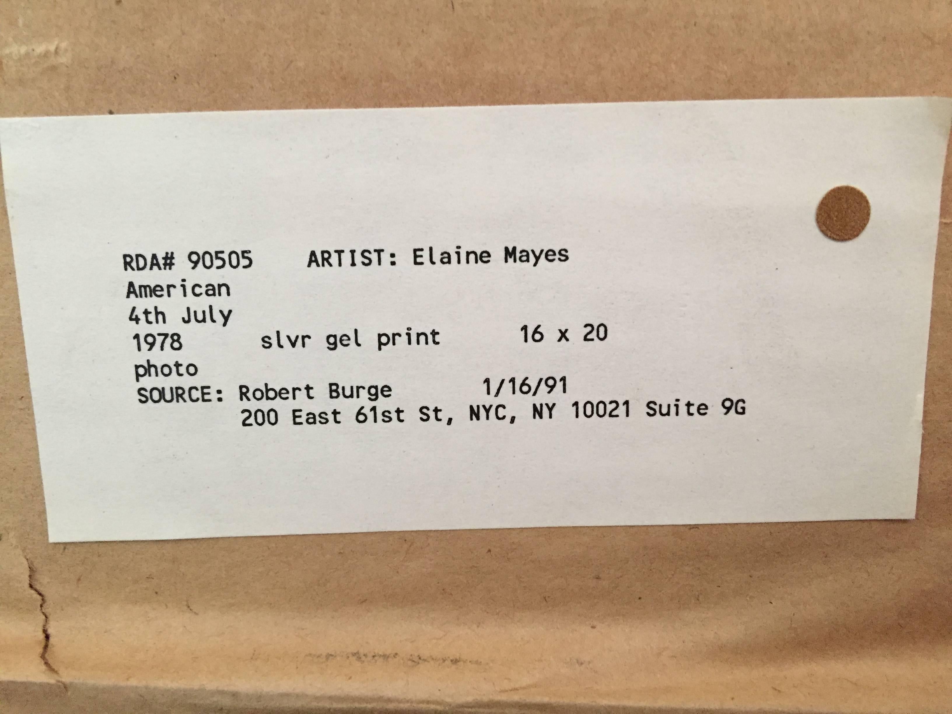 Vintage Schwarzweiß-Silbergelatineabzug, 1978, American 4th July.

Elaine Mayes, geboren 1936, ist eine amerikanische Fotografin und Professorin im Ruhestand an der Tisch School of the Arts der New York University.

Ab 1968 unterrichtete sie an der