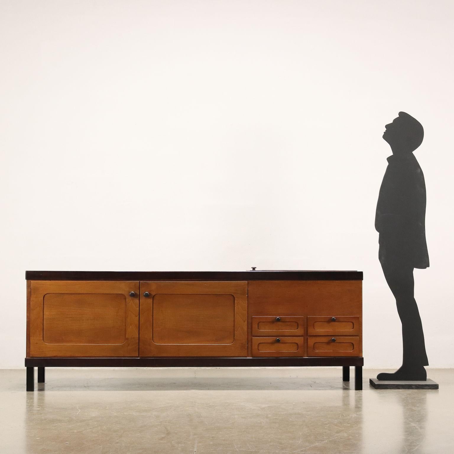 Sideboard-Schrank mit Flügeltüren, sichtbaren Schubladen, Barfach mit Falltür; Exotenholzfurnier und Nussbaumholz.