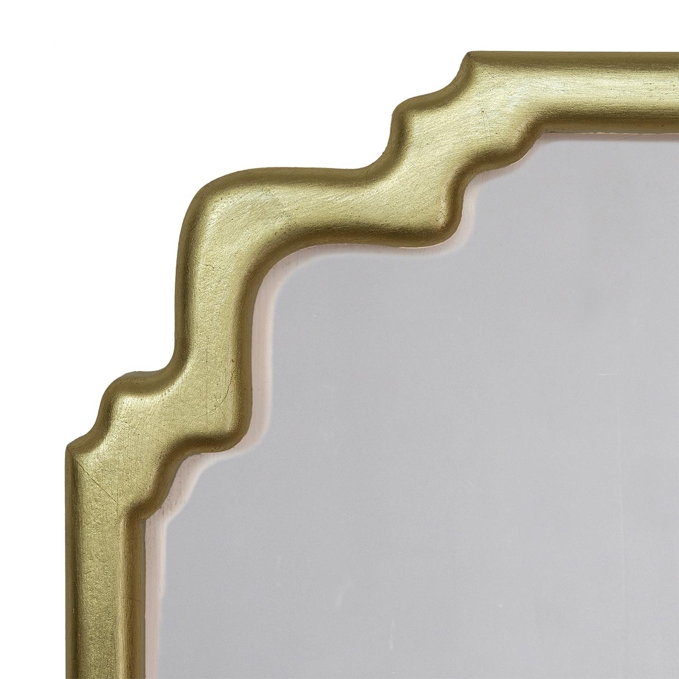 Elan Gold est un nouveau cadre de miroir en bois de style Art déco. La forme est simple et élégante et convient à n'importe quel espace, en particulier si elle est utilisée en paire. La finition à la feuille d'or est réalisée à la main dans le