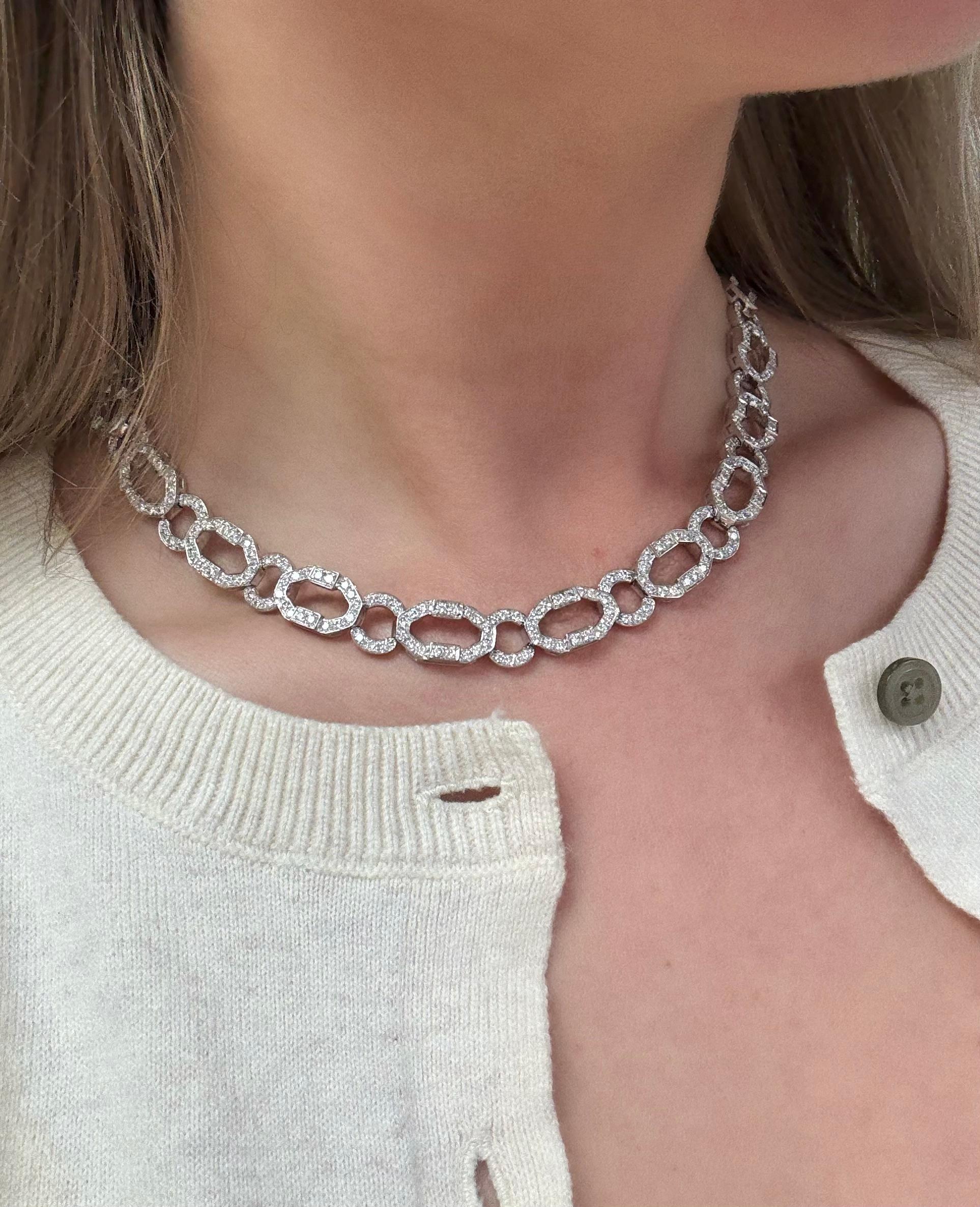 Este impresionante collar diseñado por Elan contiene 418 diamantes redondos de talla brillante de la mejor calidad, con un peso total aproximado de 8,30 quilates. Elaborado con eslabones de platino incrustados de diamantes, este collar está muy bien