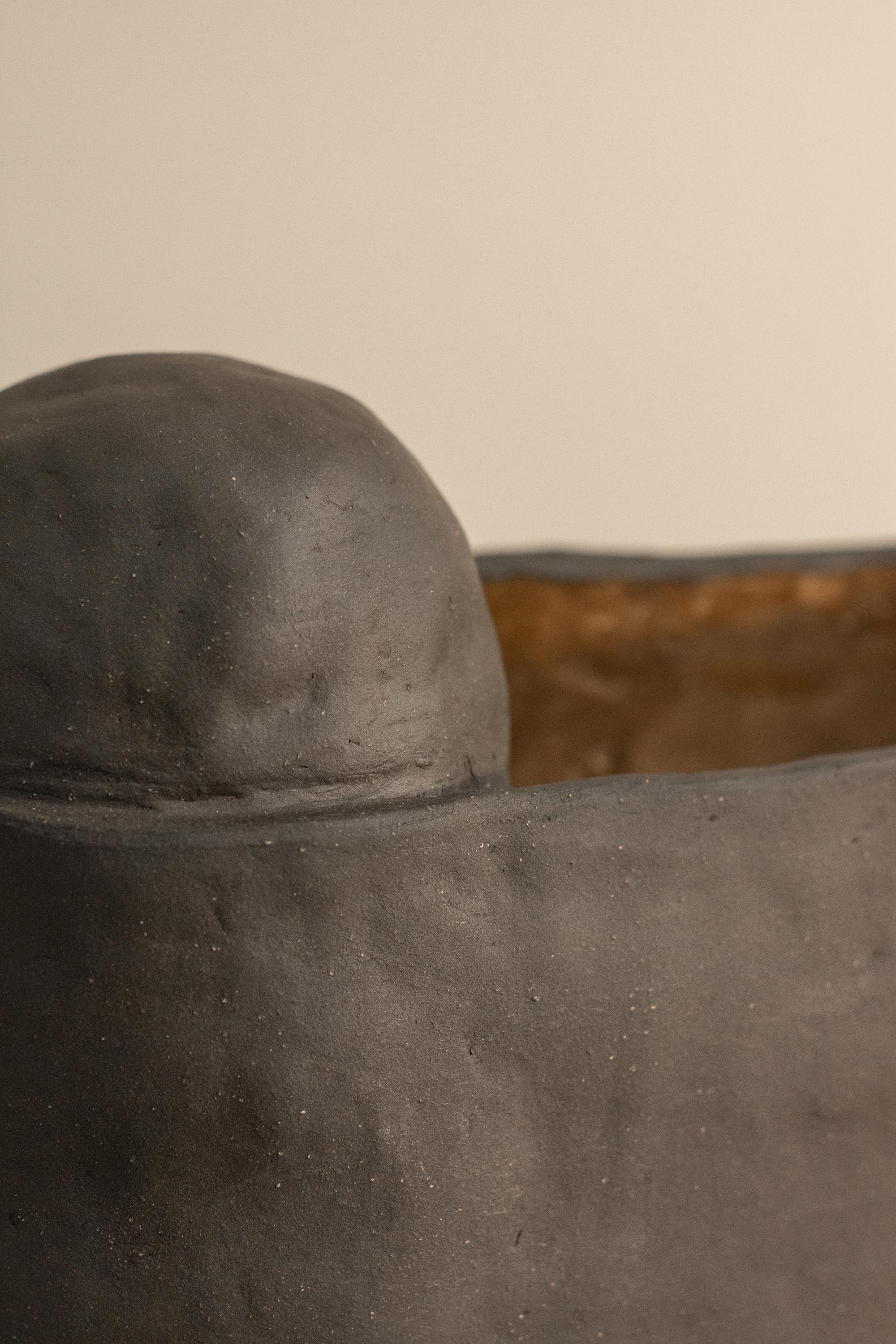 Schwarze Keramik-Tischlampe-Leuchte-Skulptur, handgefertigt (Gebrannt) im Angebot