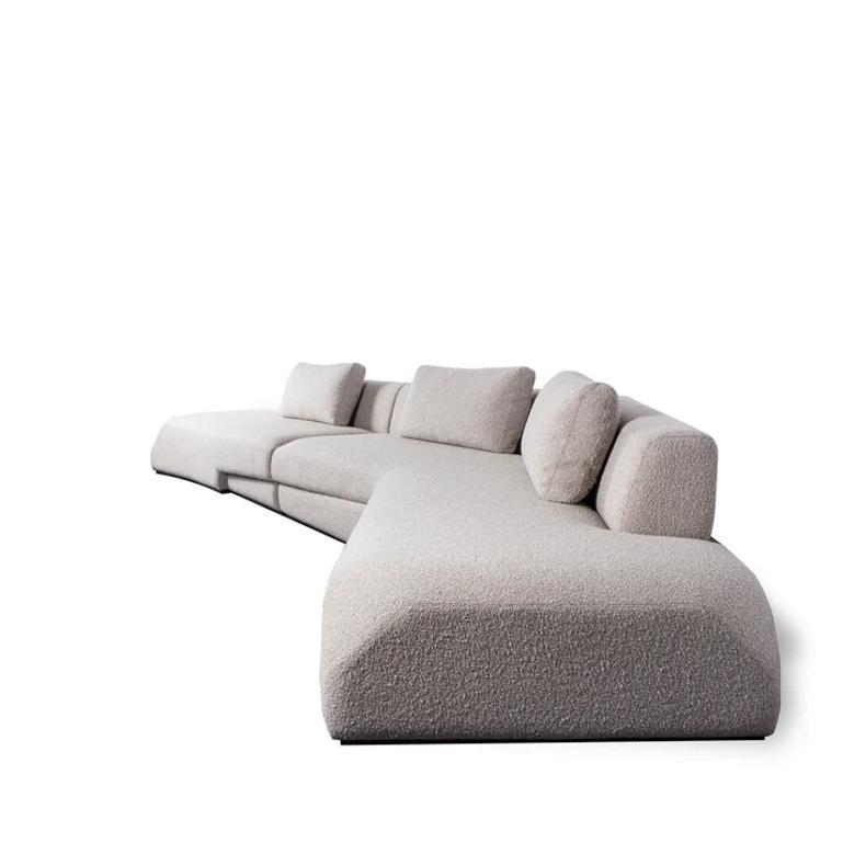 Da inserire in stanze molto grandi e case architettoniche, questa seduta oversize in tessuto Andorra lascerà sicuramente una prima impressione indelebile. Ripropone il lusso nelle dimensioni, con una disposizione generosa che dà l'impressione di