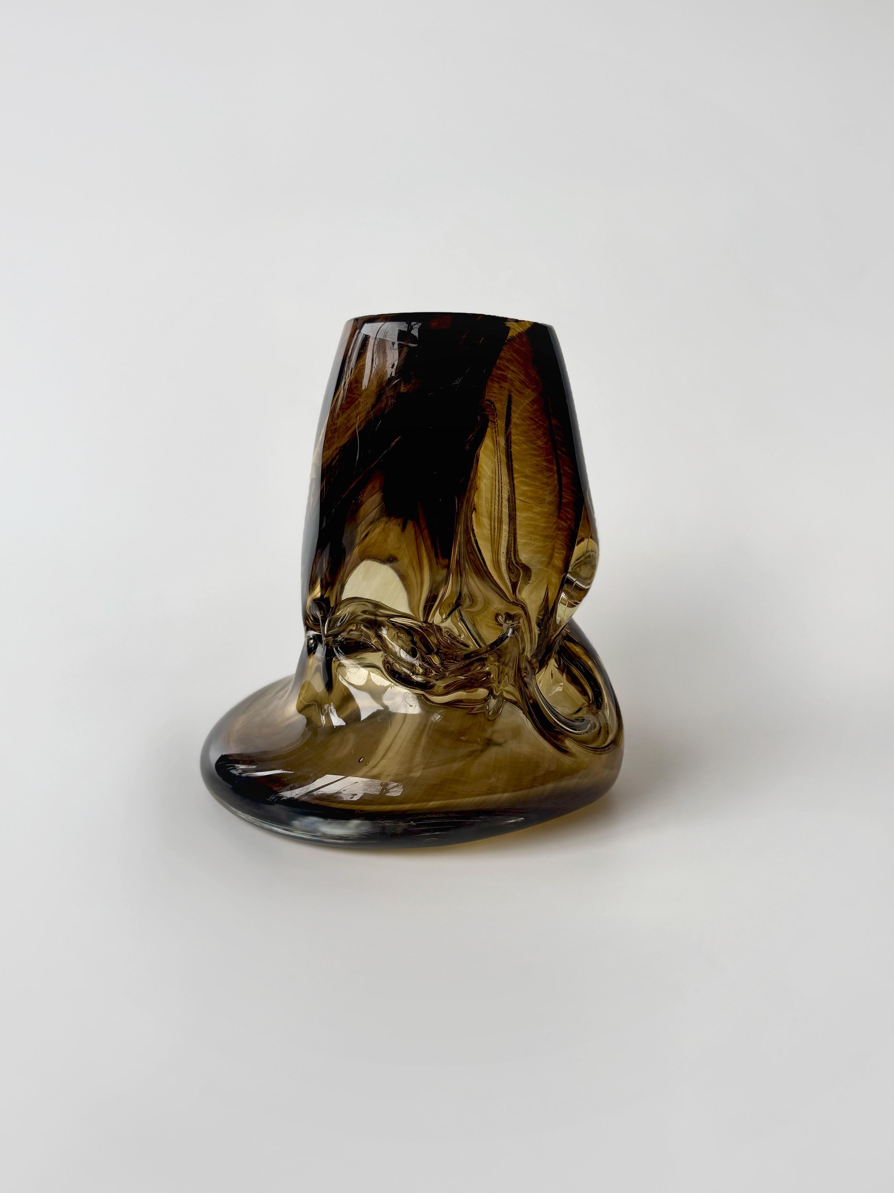 The ‘Elara Vase’ is a captivating creation that embraces contemporary design through its delightfully unpredictable formation. Born from an uncontrollable process, this vase stands out with its unexpected shapes and curves, embodying a sense of