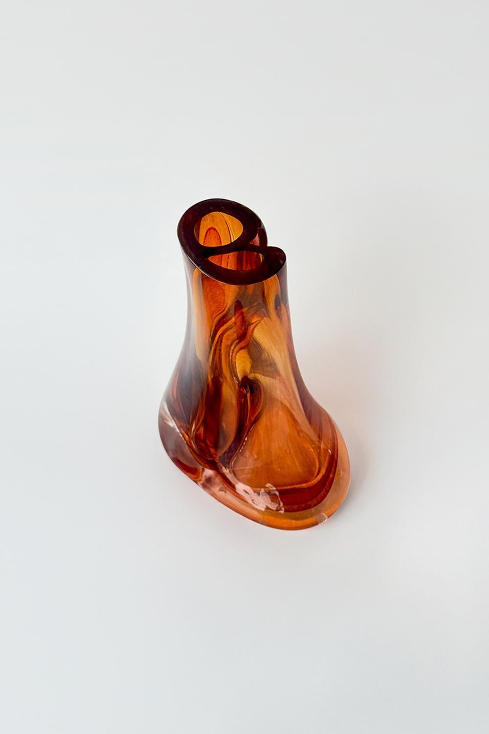 The ‘Elara Vase’ is a captivating creation that embraces contemporary design through its delightfully unpredictable formation. Born from an uncontrollable process, this vase stands out with its unexpected shapes and curves, embodying a sense of