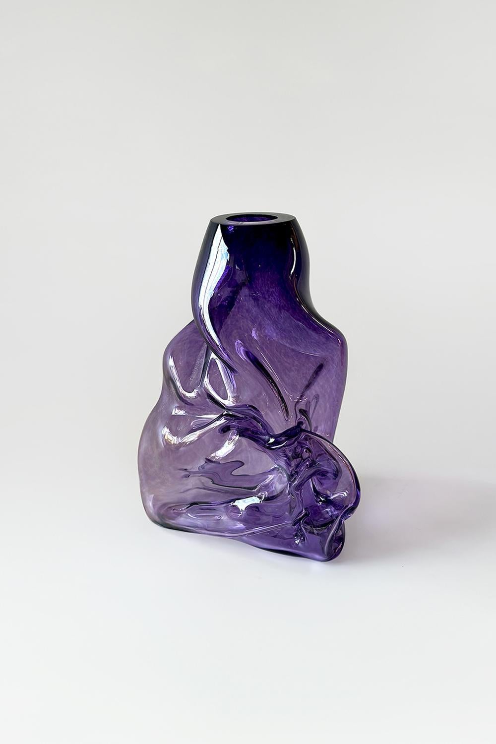 The ‘Elara Vase’ is a captivating creation that embraces contemporary design through its delightfully unpredictable formation. Born from an uncontrollable process, this vase stands out with its unexpected shapes and curves, embodying a sense of