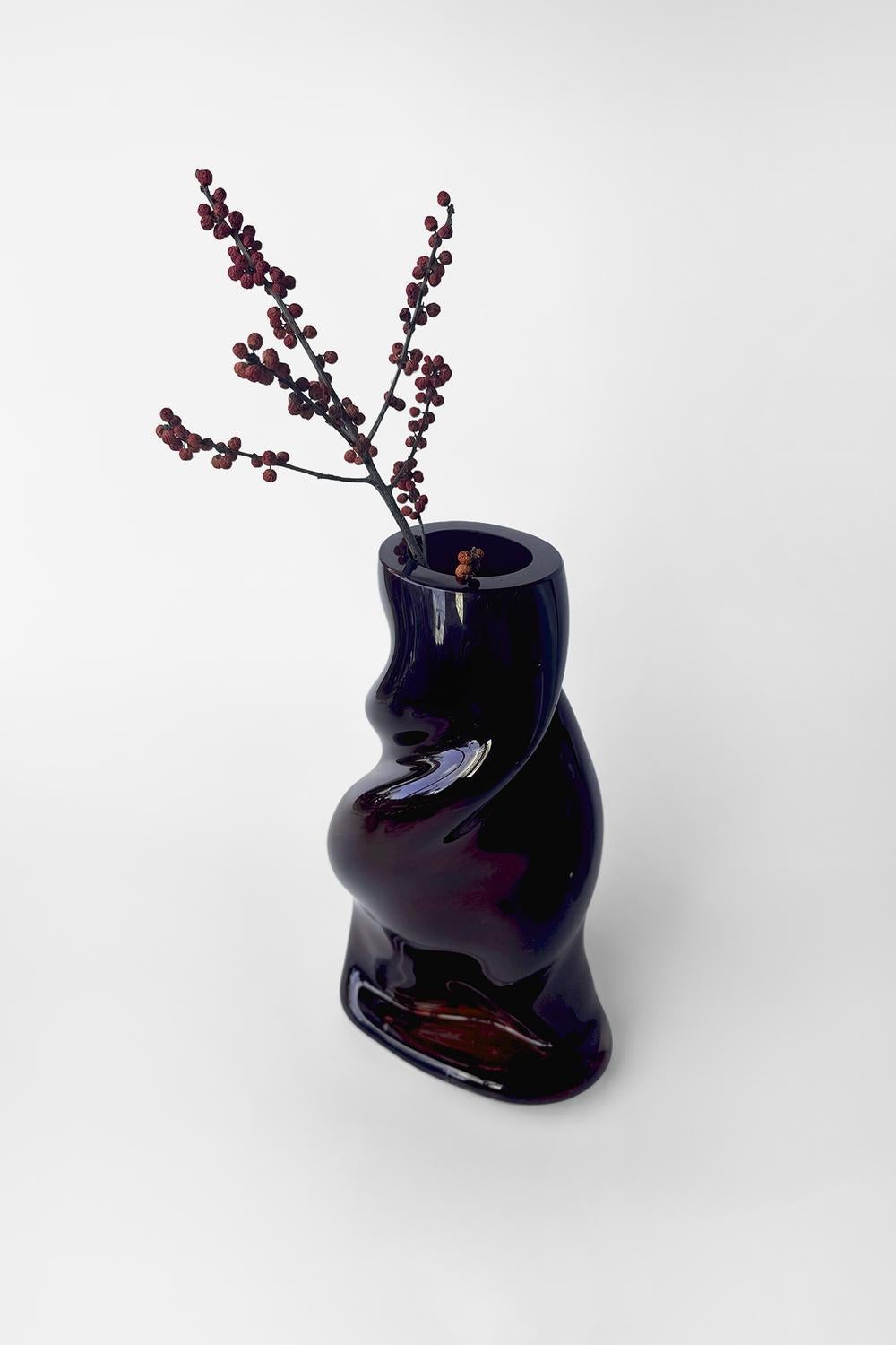 The ‘Elara Vase’ is a captivating creation that embraces contemporary design through its delightfully unpredictable formation. Born from an uncontrollable process, this vase stands out with its unexpected shapes and curves, embodying a sense of