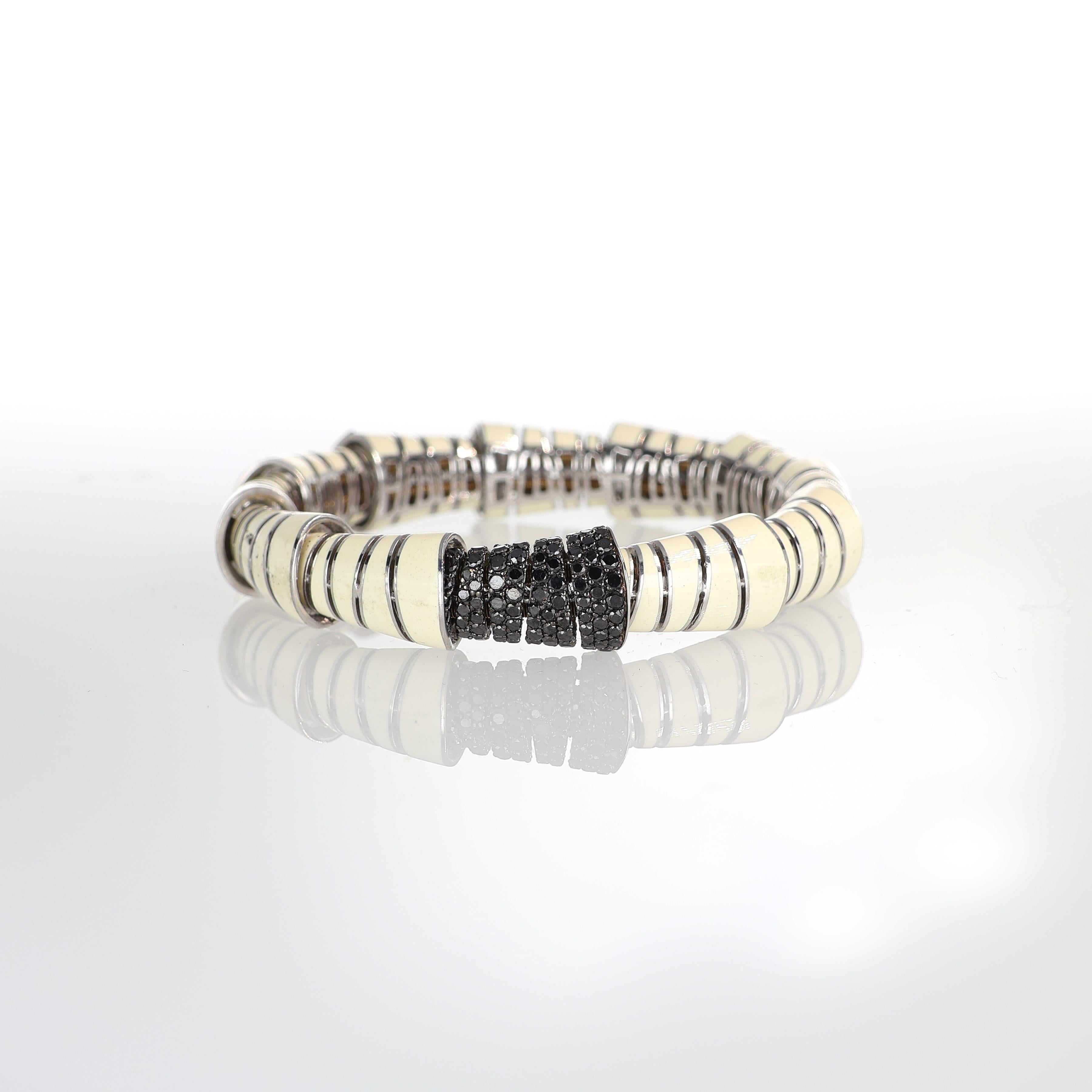 Dal design moderno e sofisticato, questo bracciale elastico laccato in argento presenta un sorprendente accento di diamanti neri. L'elegante contrasto tra gli elementi in argento e il pavé di diamanti neri profondi conferisce a questo pezzo
