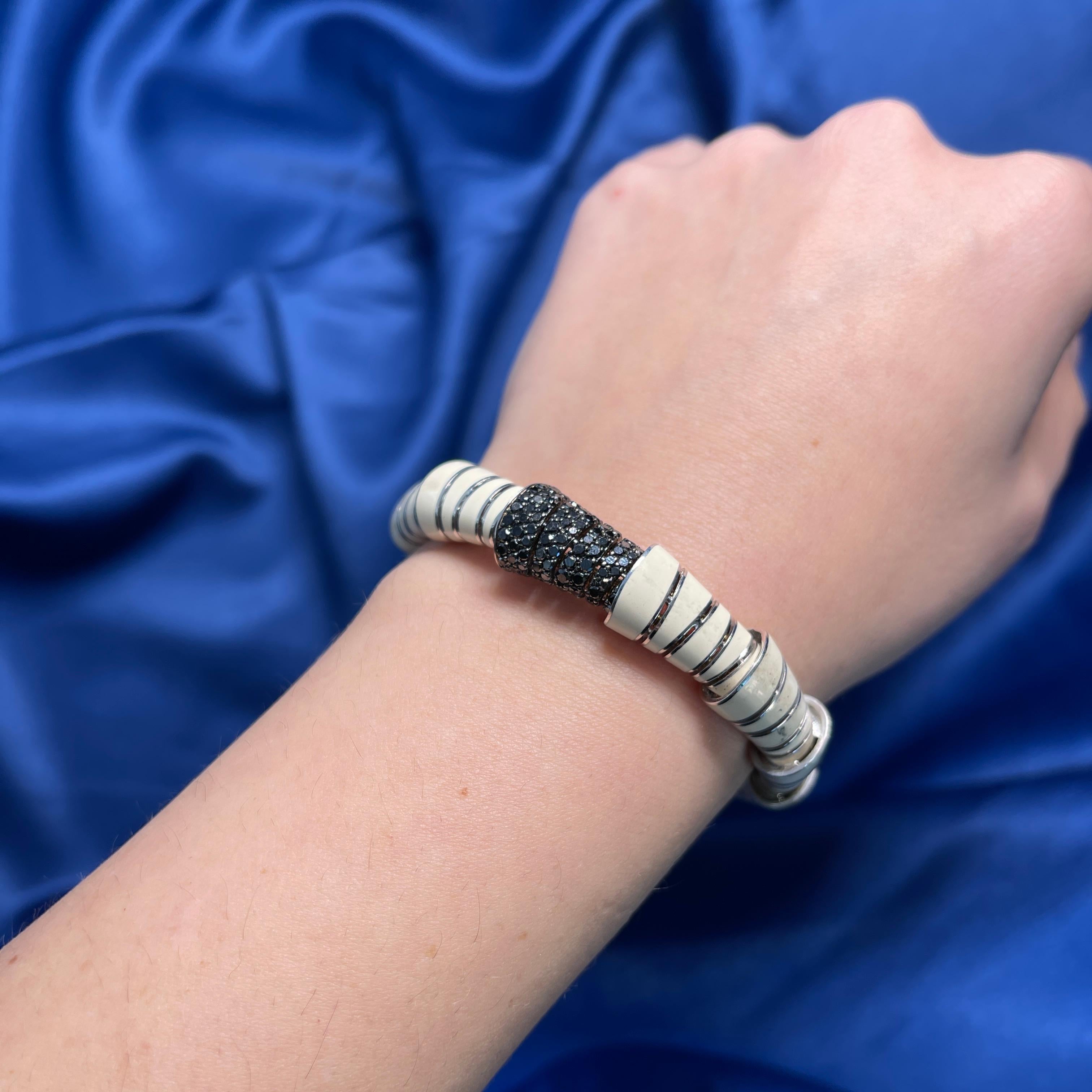 Taglio brillante Bracciale elastico laccato in argento con diamanti neri in vendita