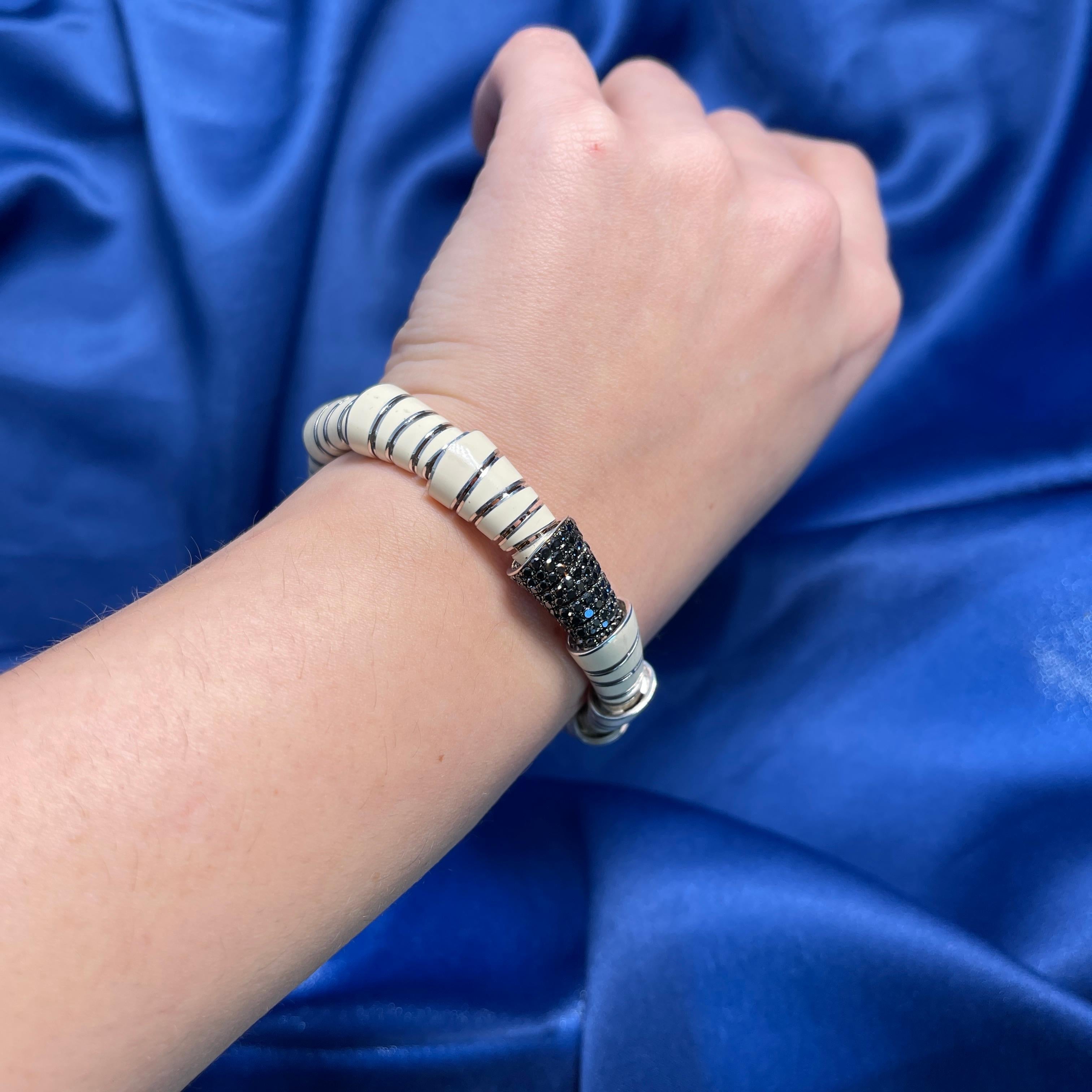 Bracciale elastico laccato in argento con diamanti neri In condizioni Nuovo in vendita a Bergamo, BG
