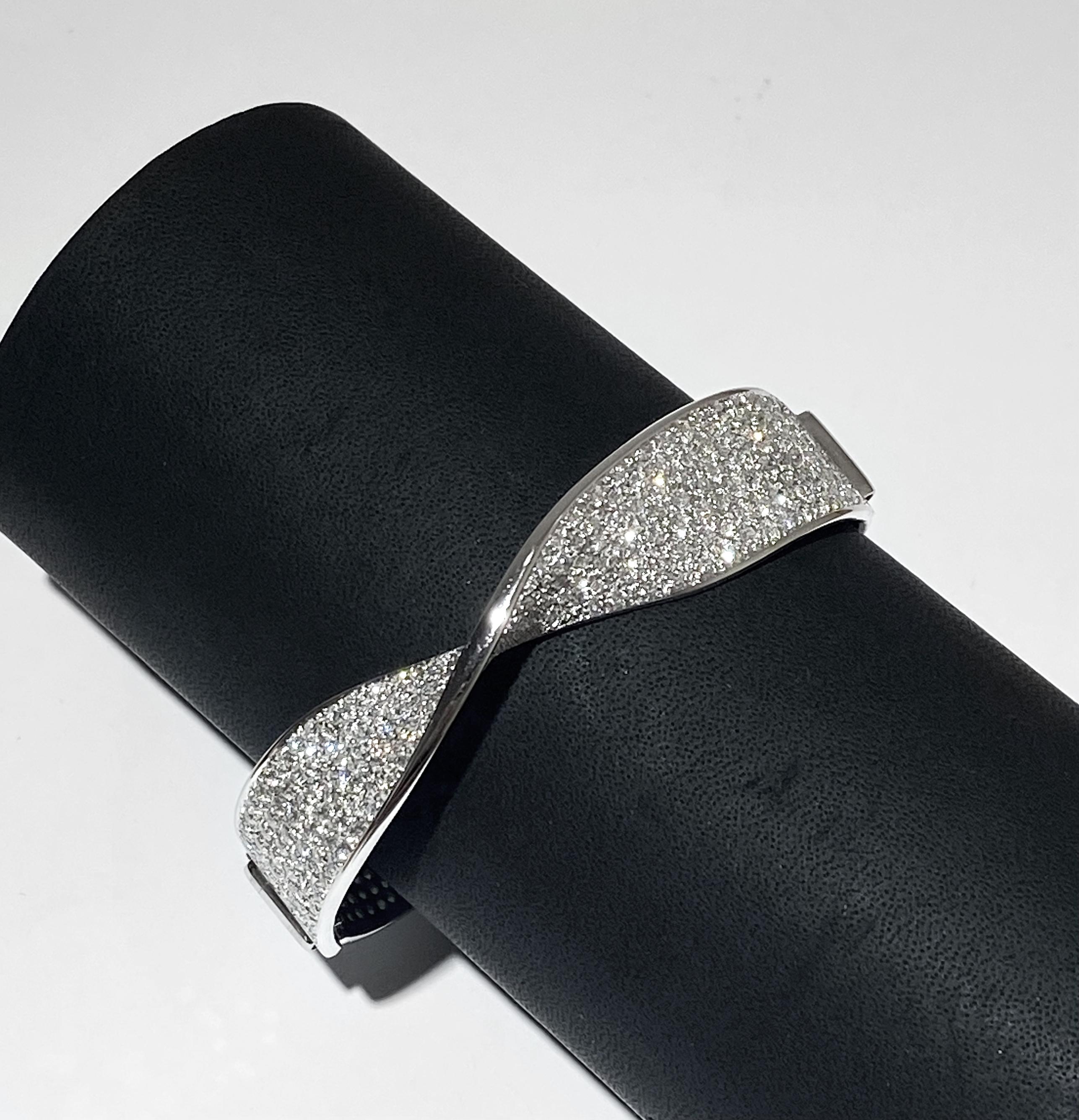 Contemporary SCAVIA Bracelet Set in 18K White Gold and Diamond Pavè For Sale