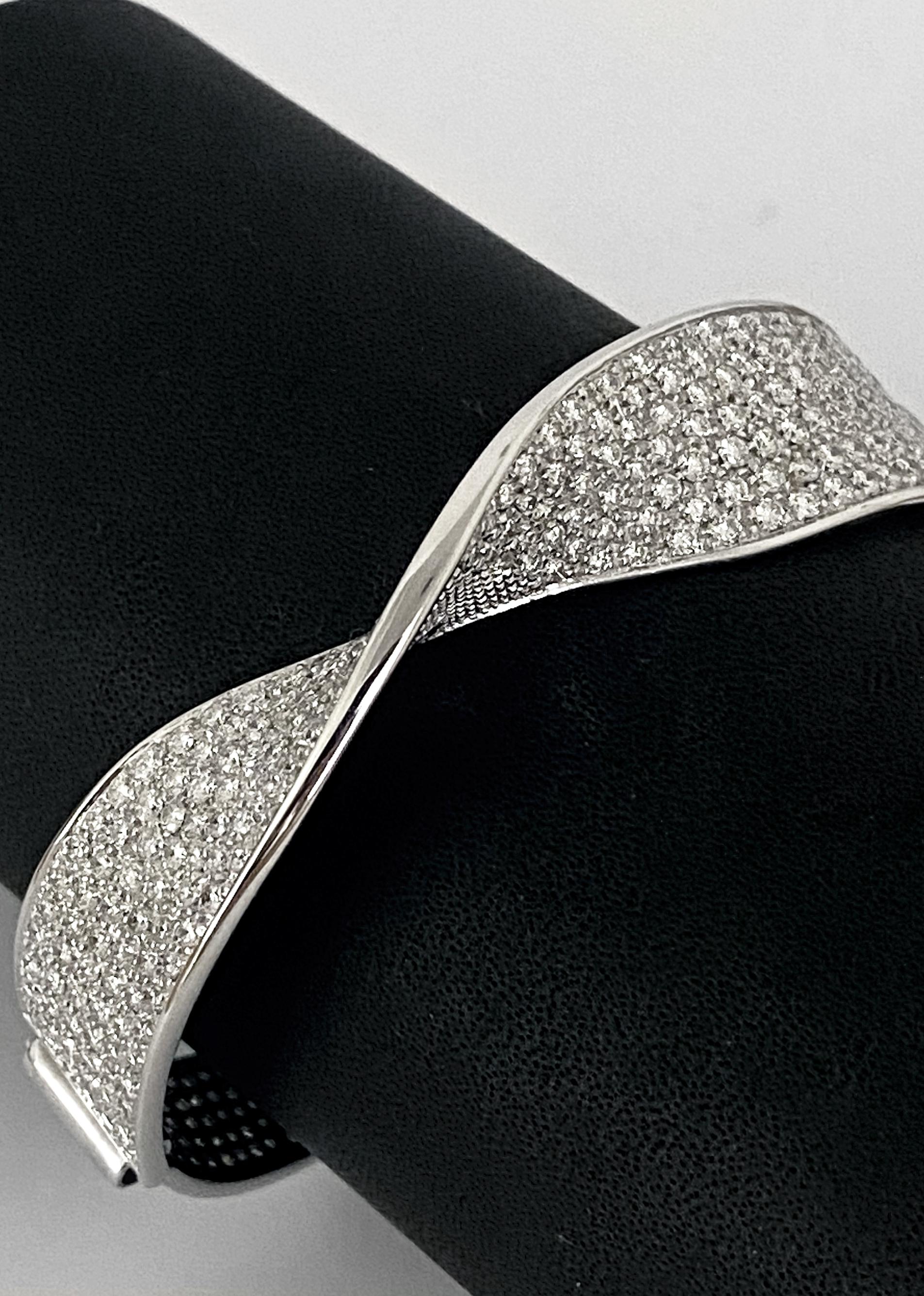 Taille ronde Scavia Bracelet en or blanc 18K et pavé de diamants en vente