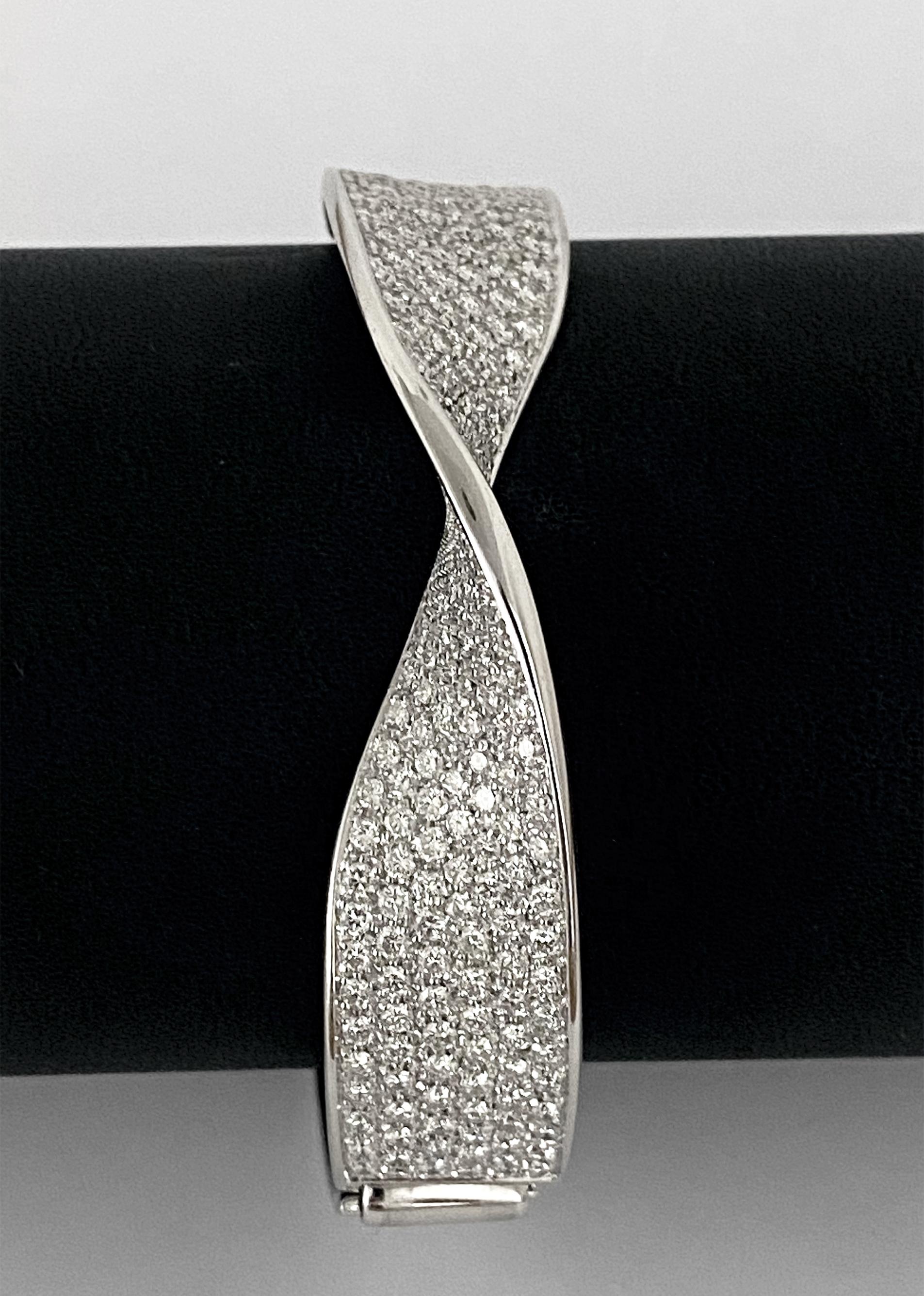SCAVIA Bracelet Set in 18K White Gold and Diamond Pavè In New Condition For Sale In Rome, IT