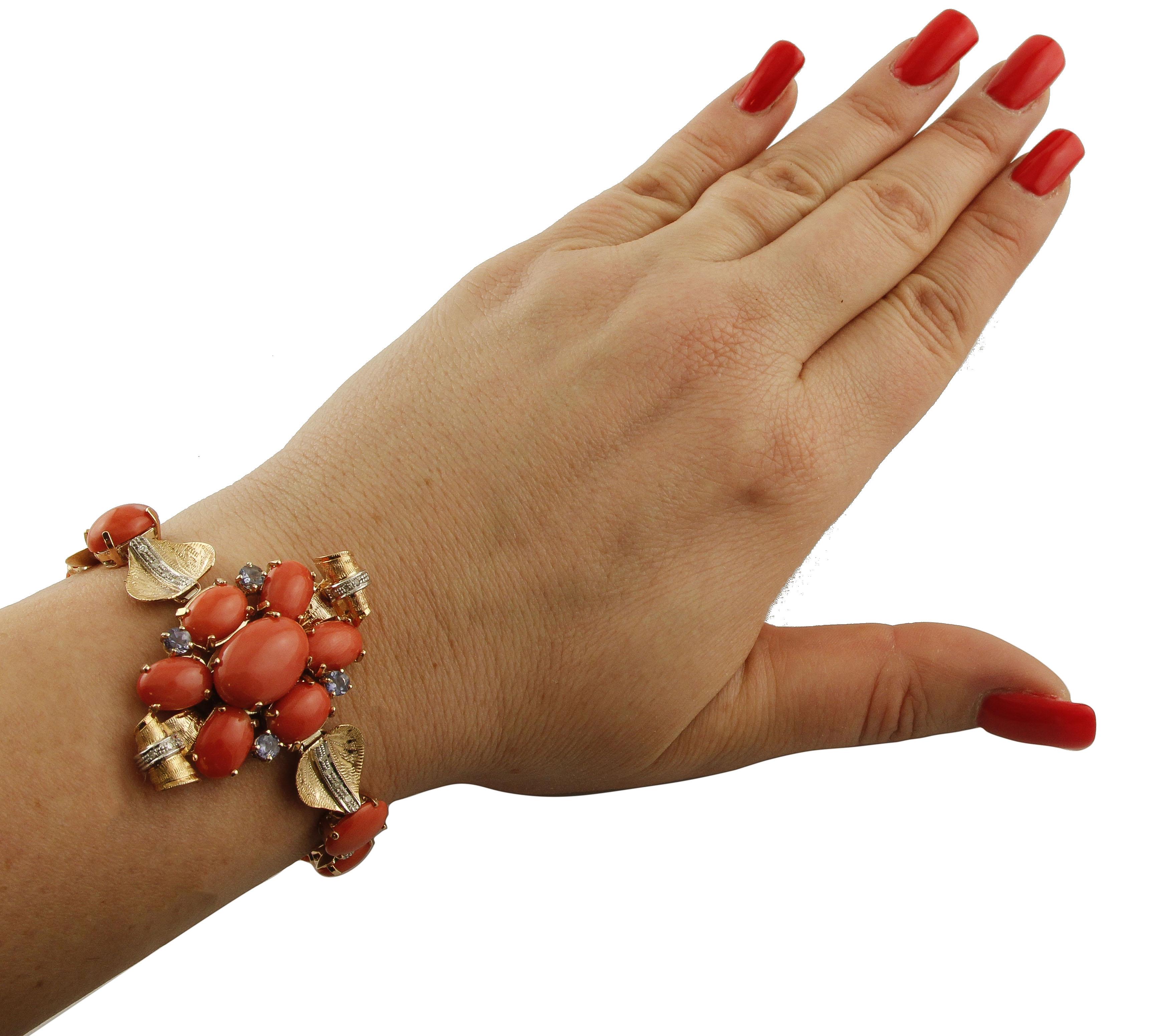 Armband aus Roségold mit Korallen, Diamanten, Iolith und Roségold im Angebot 1
