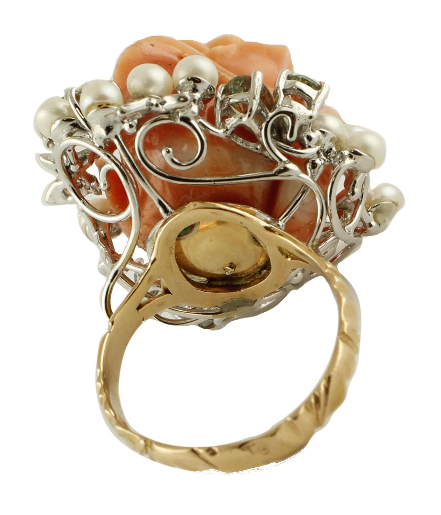 Rétro Bague fleur en corail, diamants, saphirs, perles, or blanc et rose 14 carats  en vente