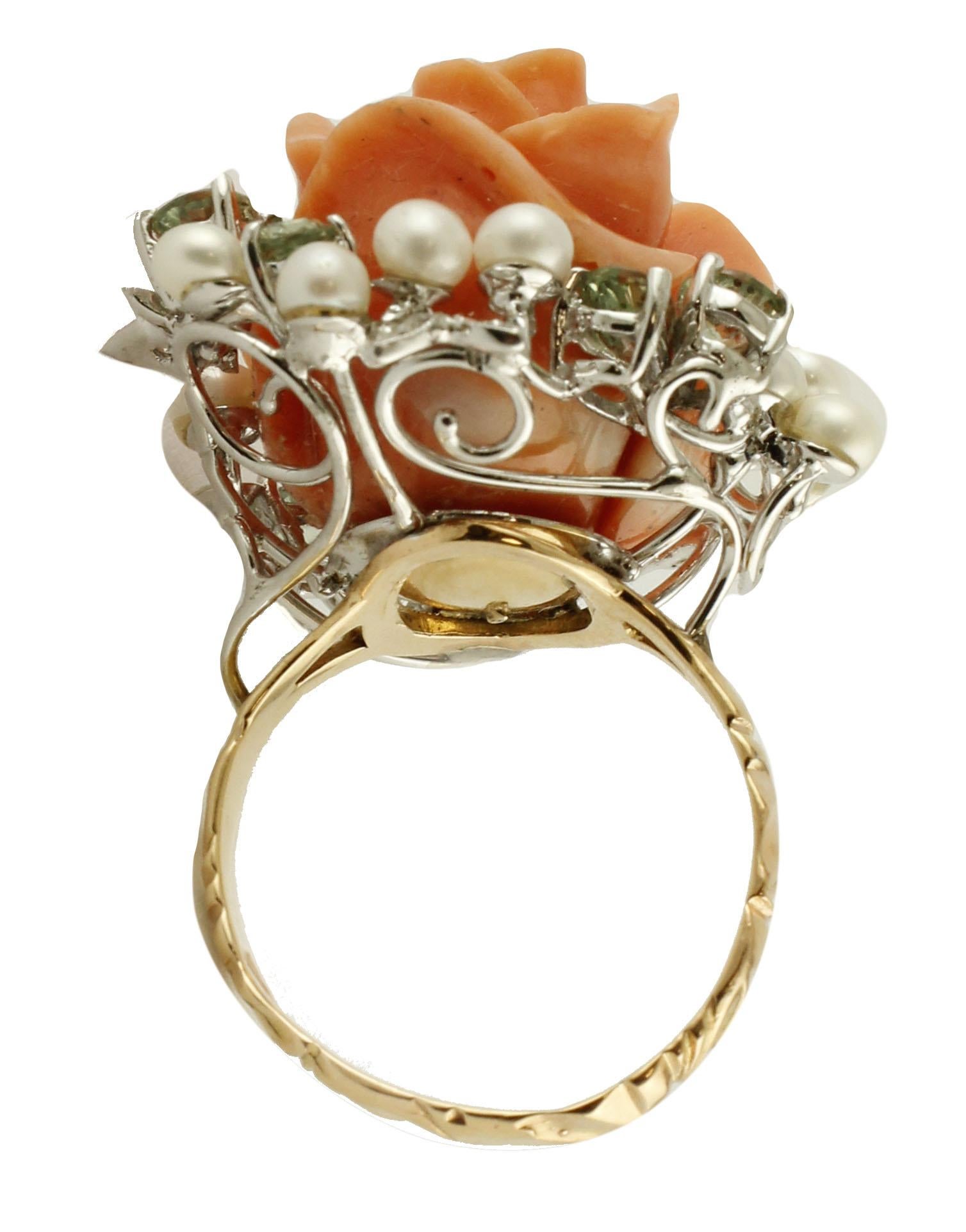 Taille mixte Bague fleur en corail, diamants, saphirs, perles, or blanc et rose 14 carats  en vente