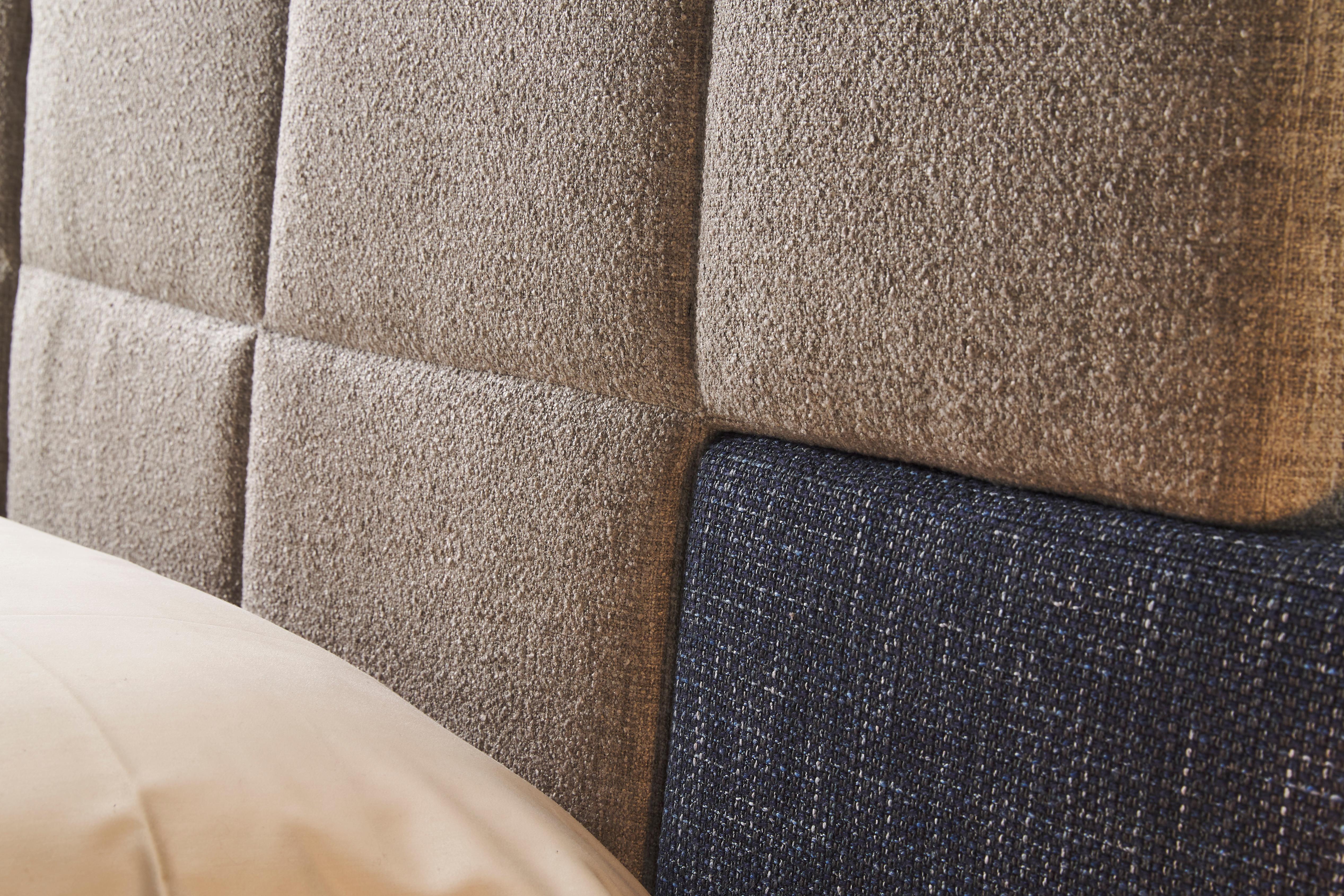 Letto contenitore con testiera imbottita concepita come un intarsio di elementi diversi.
Alla versione base, più semplice e con la testiera di larghezza più contenuta, si aggiunge la versione “large”, in cui ai
settori centrali della testiera si