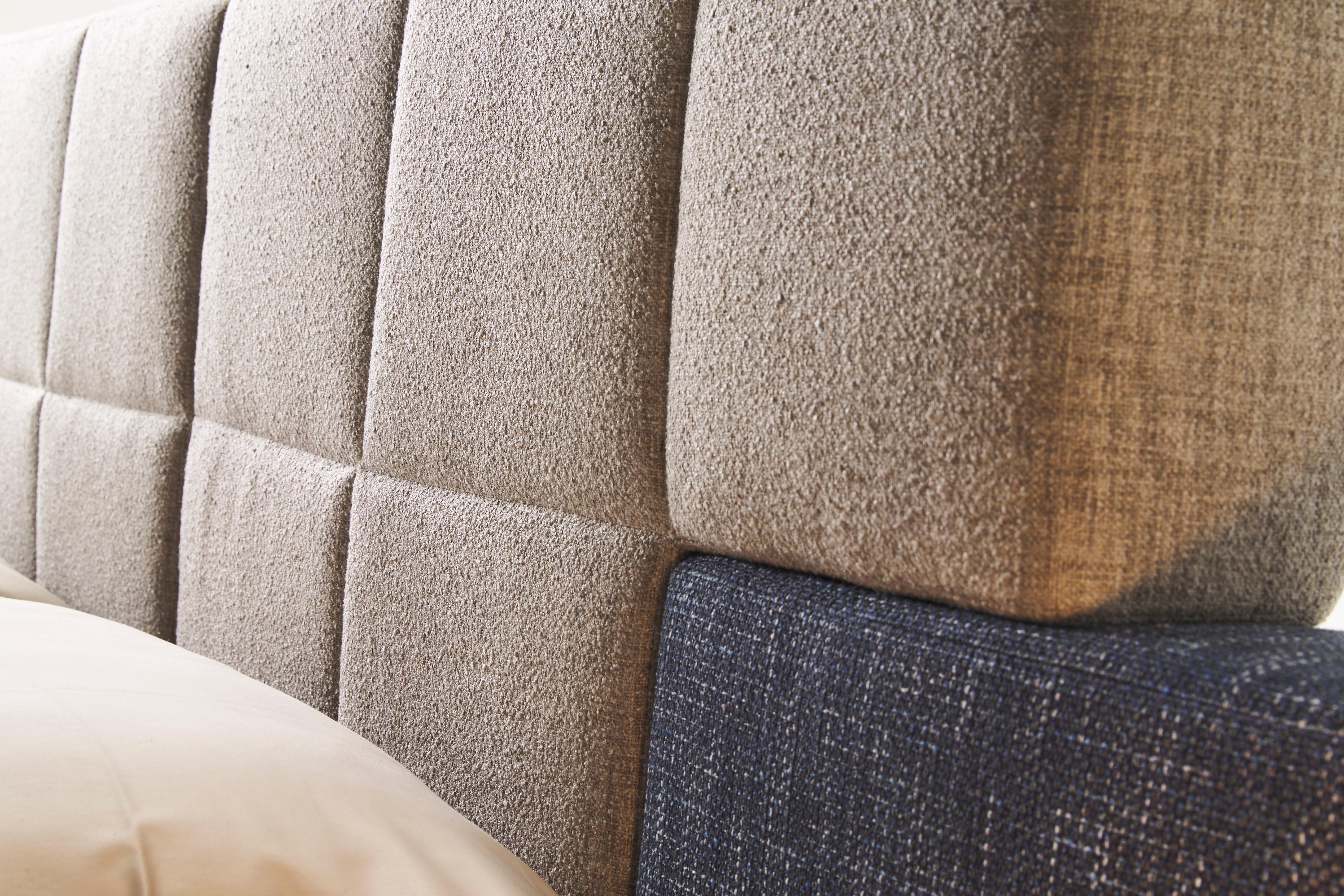 Moderno Elba large letto con piani comodini, testata in morbido tessuto imbottito. in vendita