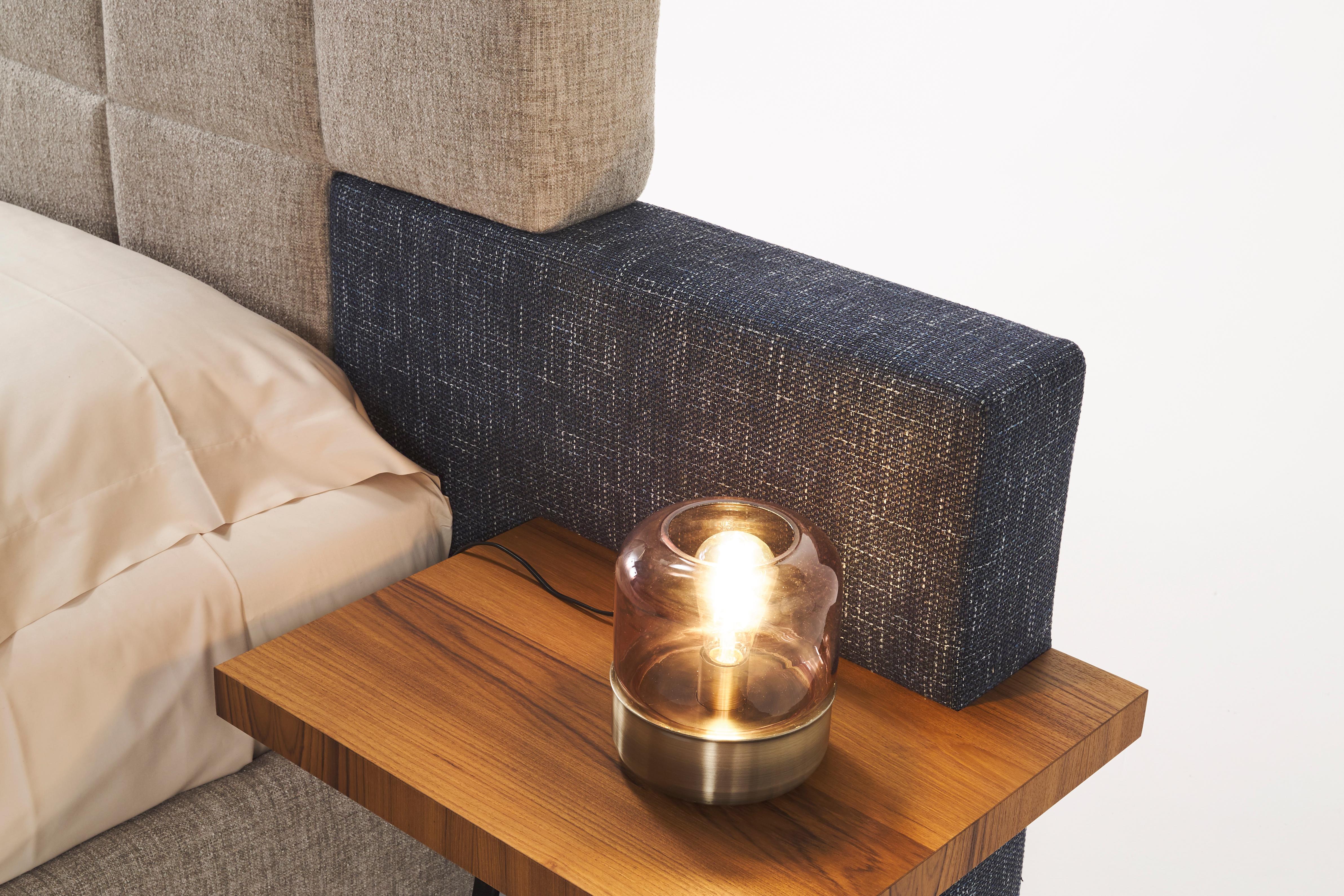 Italian Elba large letto con piani comodini, testata in morbido tessuto imbottito. in vendita