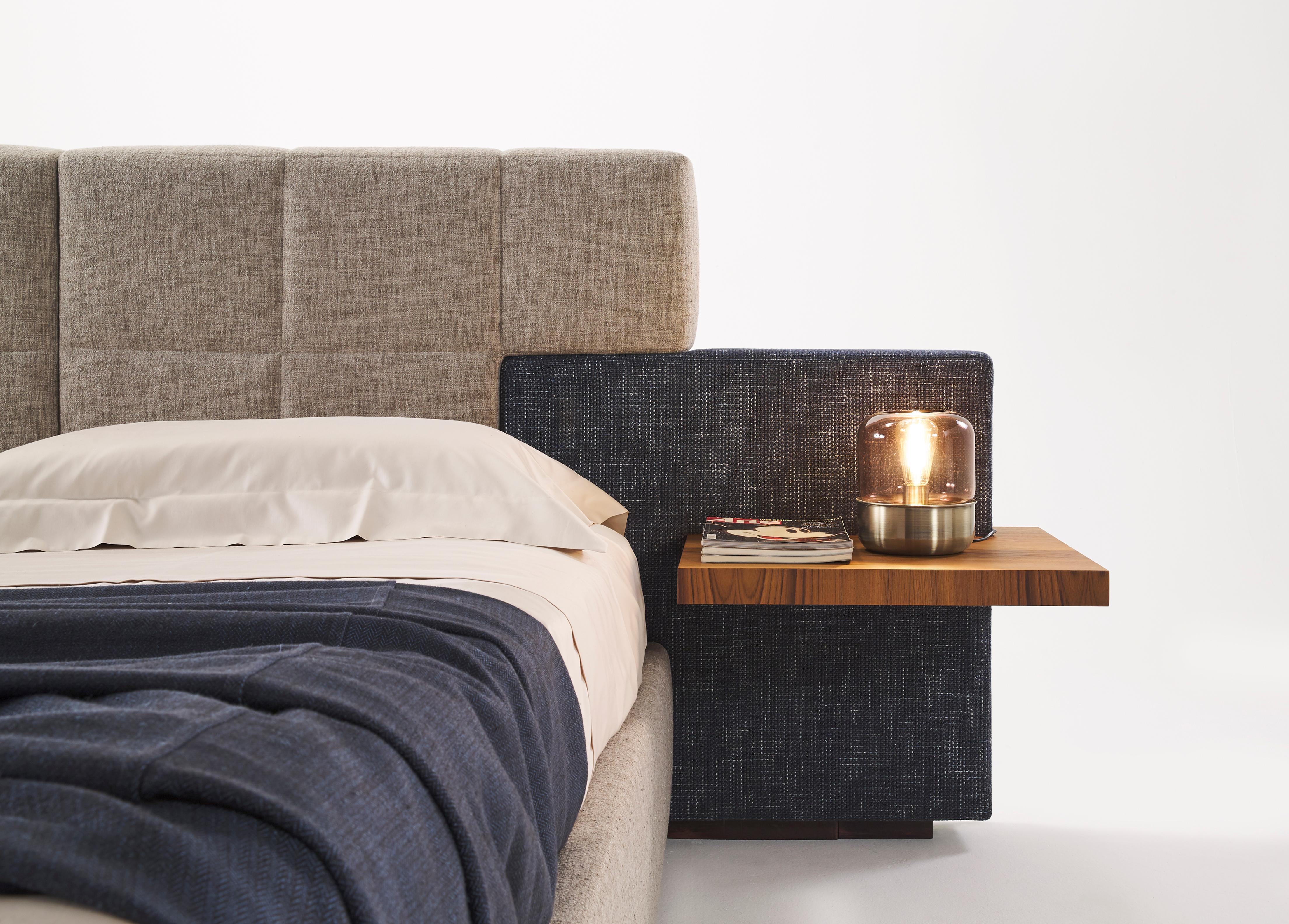 Fatto a mano Elba large letto con piani comodini, testata in morbido tessuto imbottito. in vendita