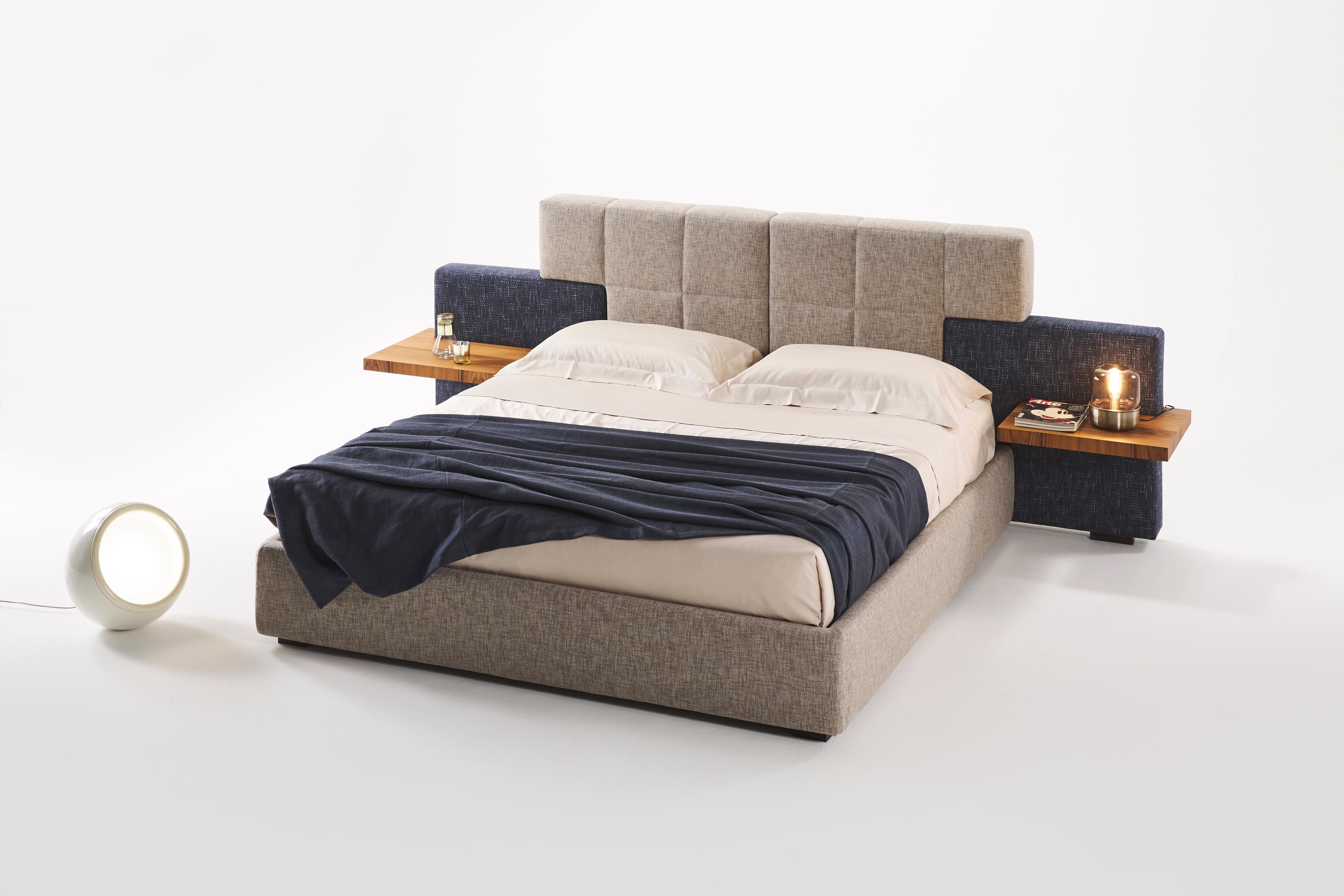 Periodo contemporaneo Elba large letto con piani comodini, testata in morbido tessuto imbottito. in vendita