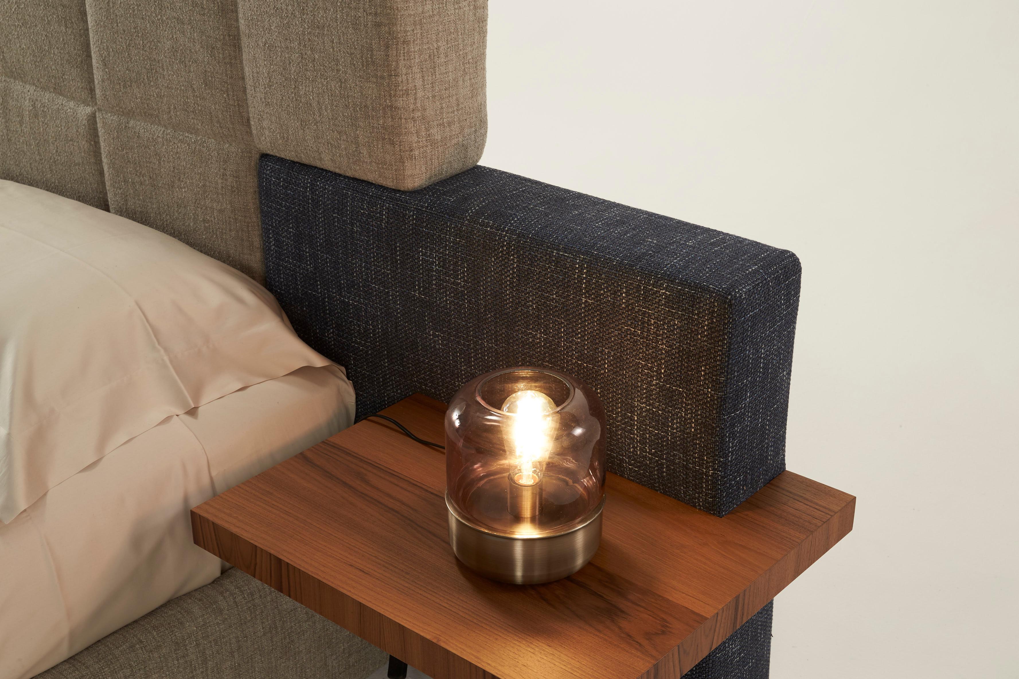 Pelle Elba large letto con piani comodini, testata in morbido tessuto imbottito. in vendita